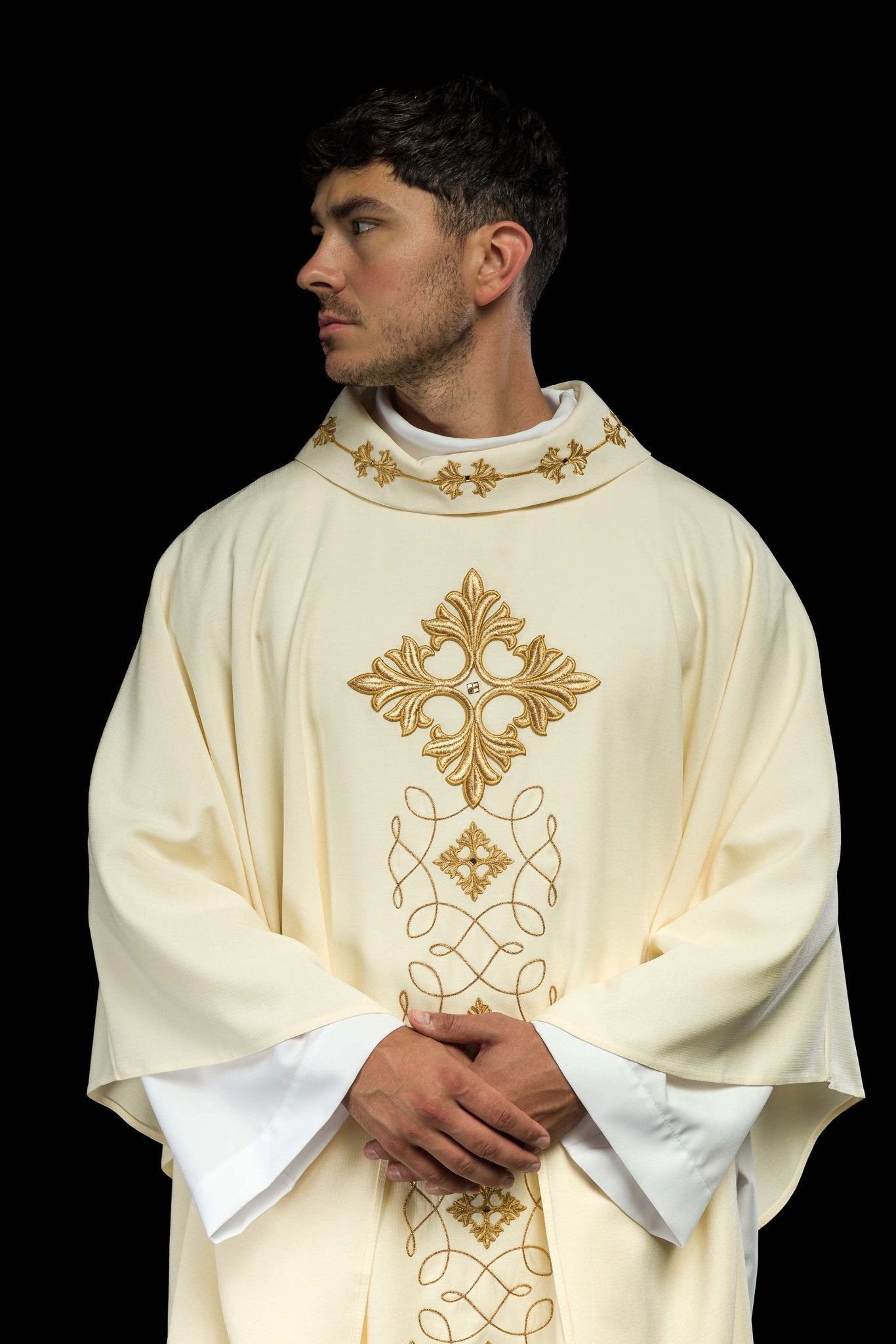 Casulla marfil ricamente bordada y decorada con piedras LE/7018/05 - CASULLAS.ES