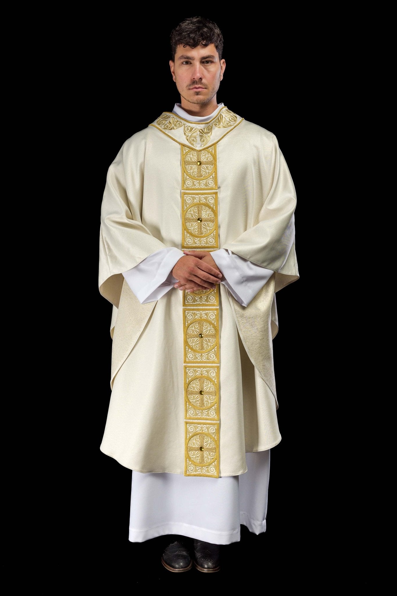 Casulla marfil ricamente bordada y decorada con piedras LE/7012/05 - CASULLAS.ES