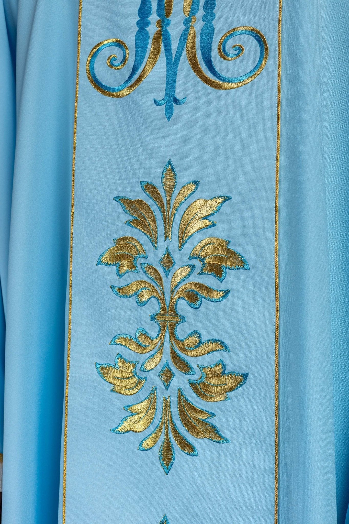 Casulla Mariana azul Con ornamentos bordados y Corona KOR/061/06/01 NIEBIESKI - CASULLAS.ES