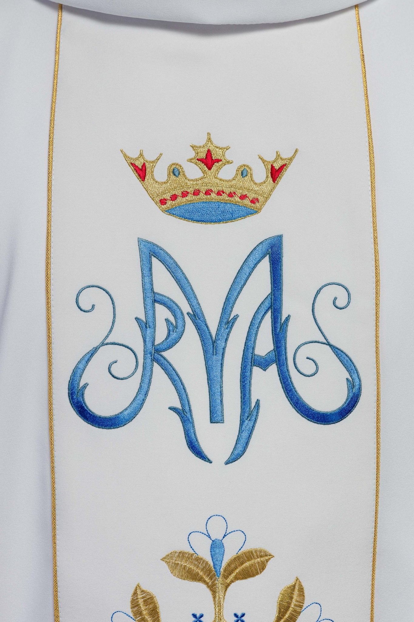 Casulla Mariana blanca con bordado KOR/128/04/01 BIAŁY - CASULLAS.ES