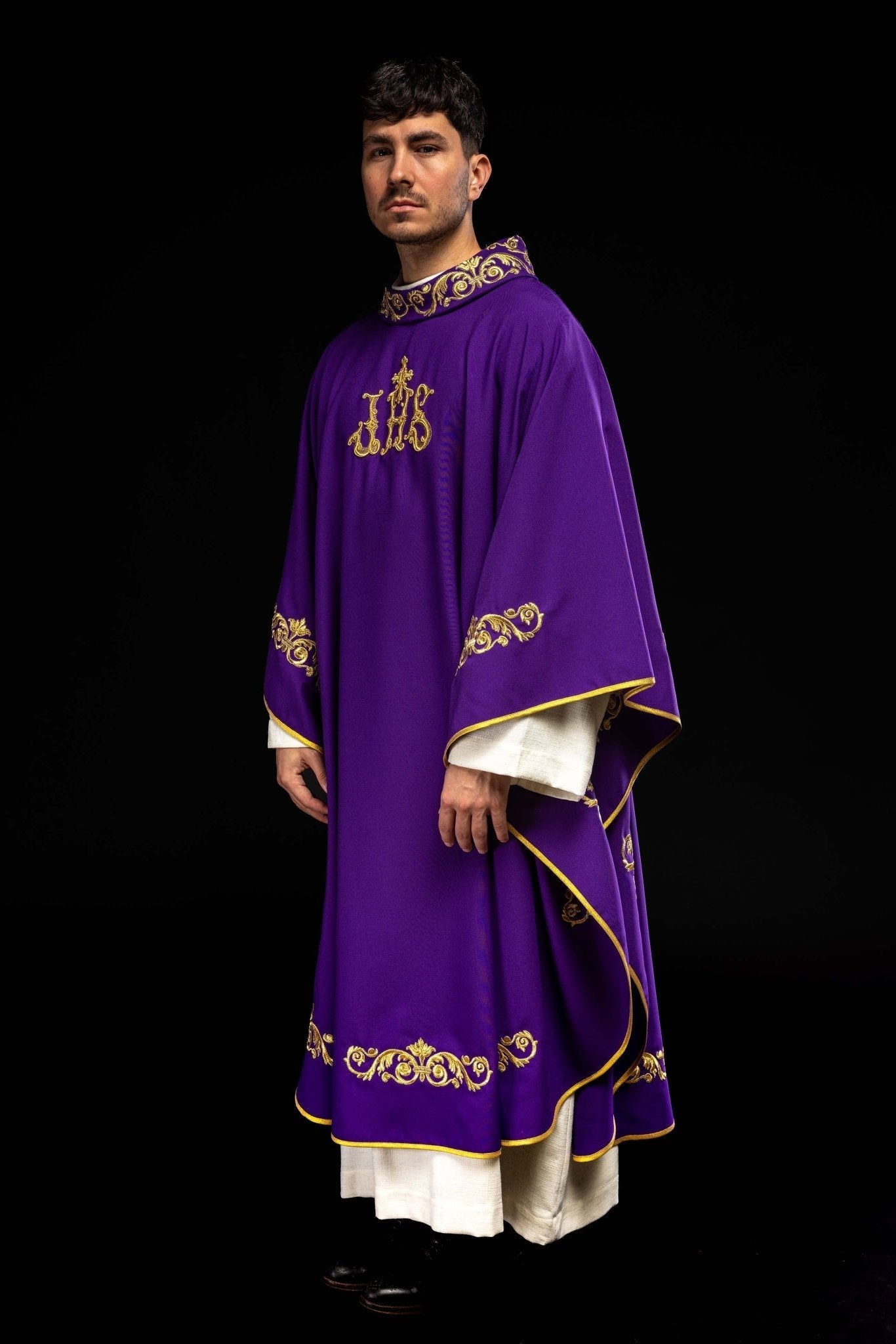 Casulla morada con bordado Floral e IHS KOR/157/03/01 FIOLET - CASULLAS.ES
