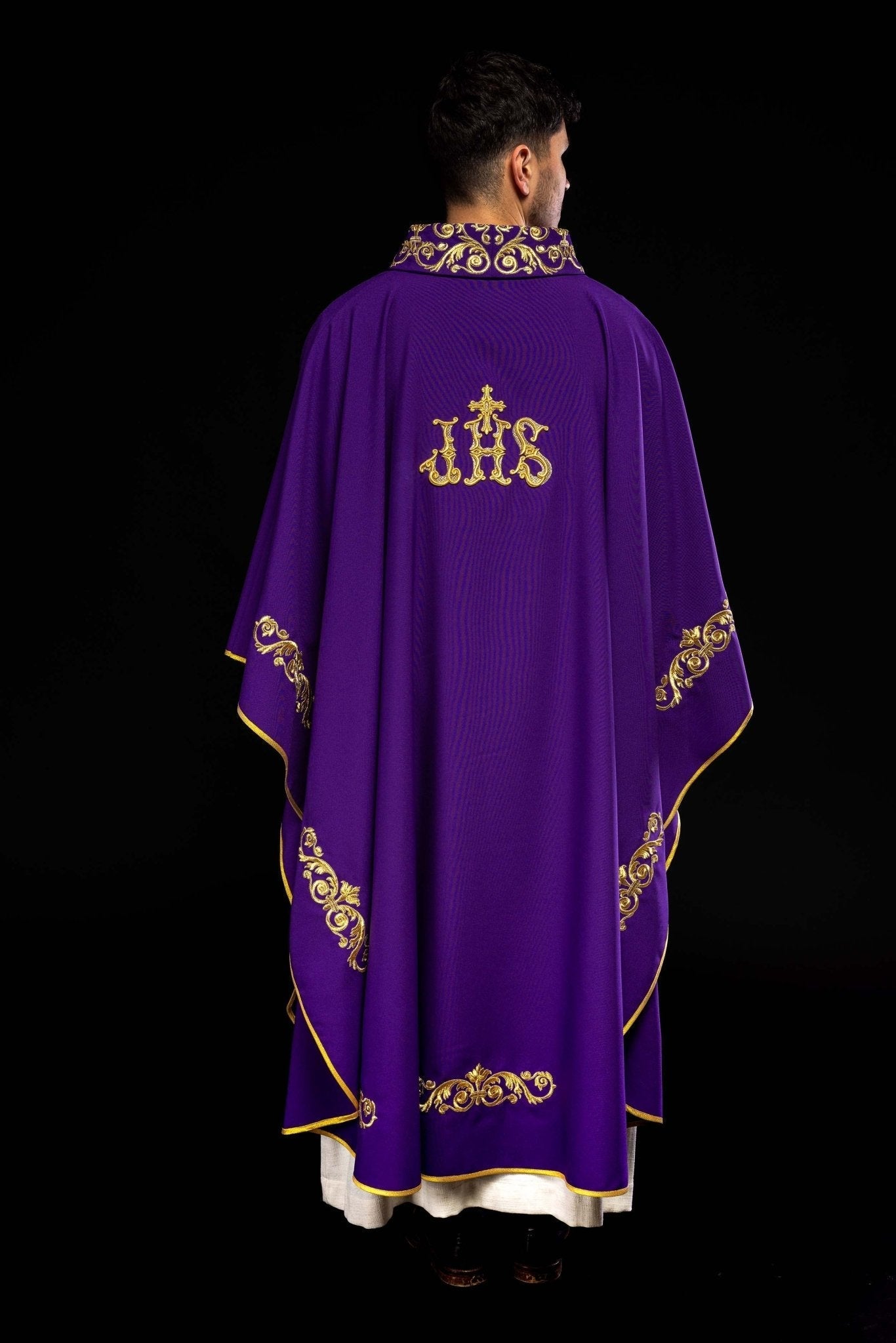 Casulla morada con bordado Floral e IHS KOR/157/03/01 FIOLET - CASULLAS.ES