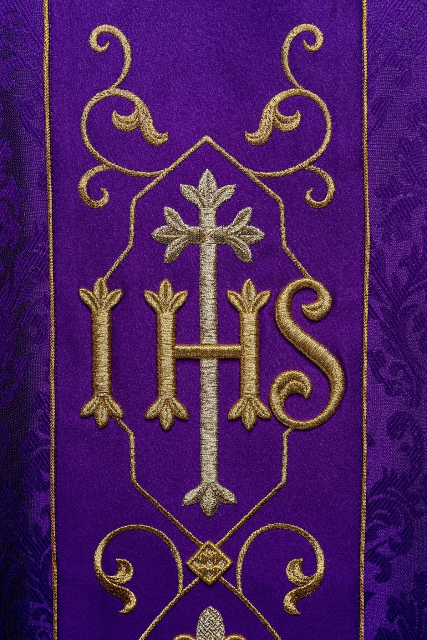 Casulla morada con bordado IHS ; la tela decorativa KOR/268/03/67 - CASULLAS.ES