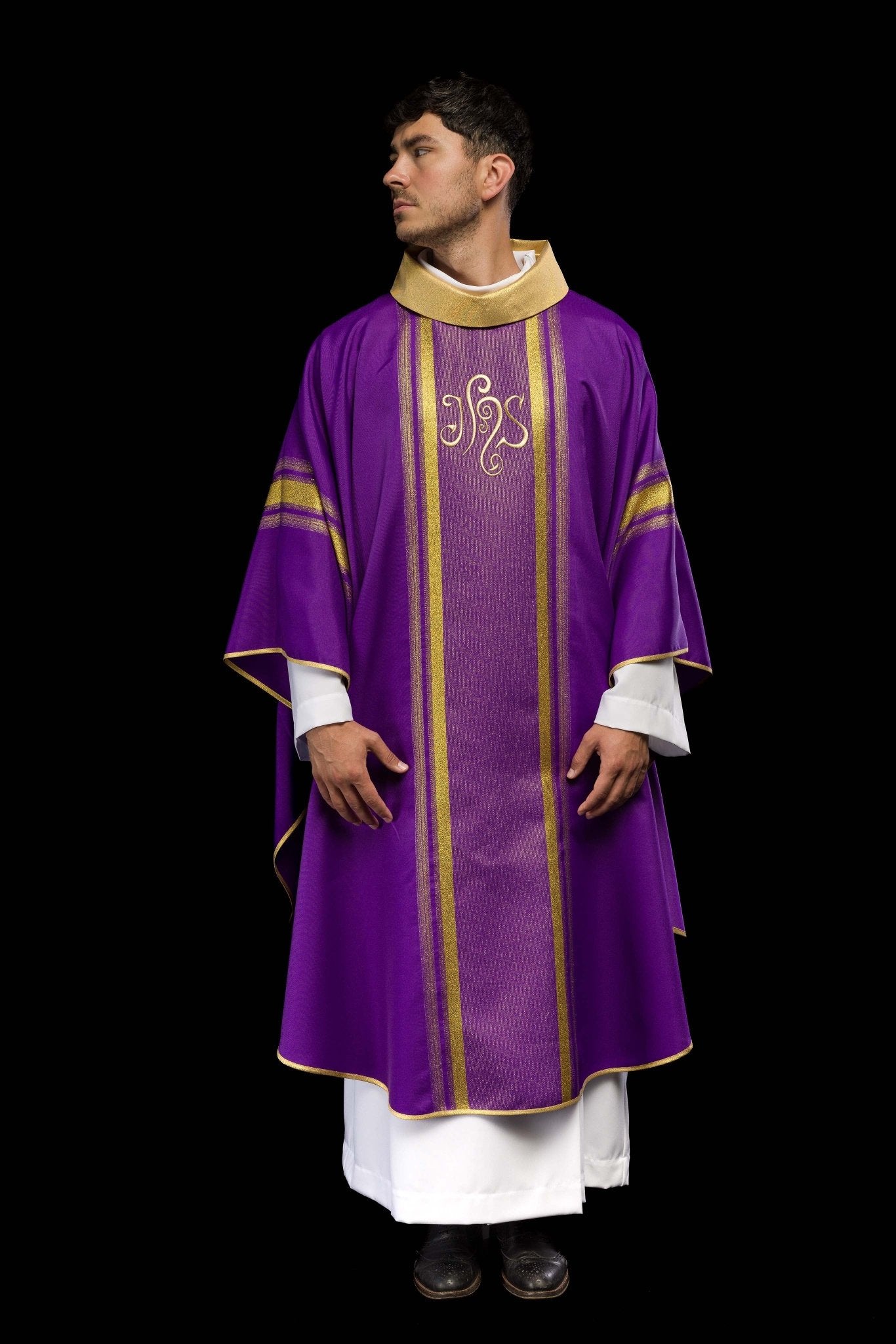 Casulla morada con bordado IHS y rayas dorada KOR/183/03/27 FIOLET - CASULLAS.ES