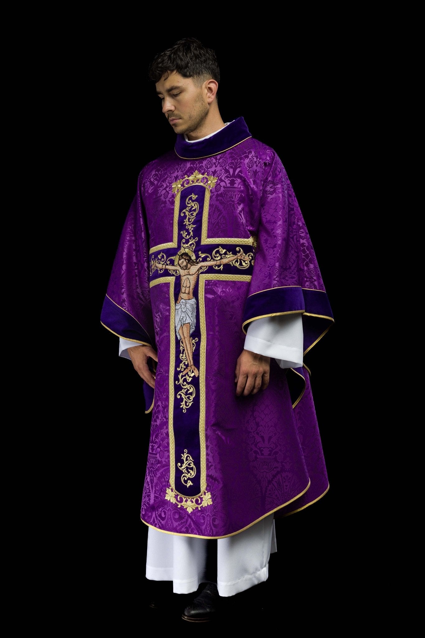 Casulla morada con bordado Jesucristo, la tela decorativa KOR/190/03/83/PA FIOLET - CASULLAS.ES
