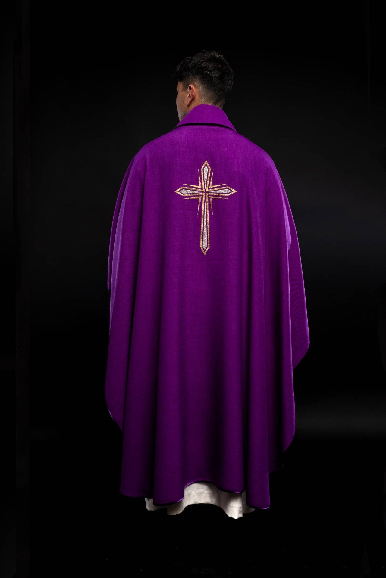 Casulla morada con bordado Velas de Adviento KOR/254/03/03 FIOLET - CASULLAS.ES