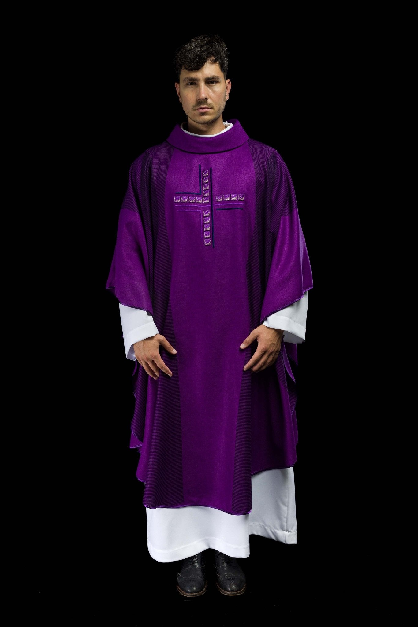 Casulla morada con cruz HA7036-03 FIOLET - CASULLAS.ES