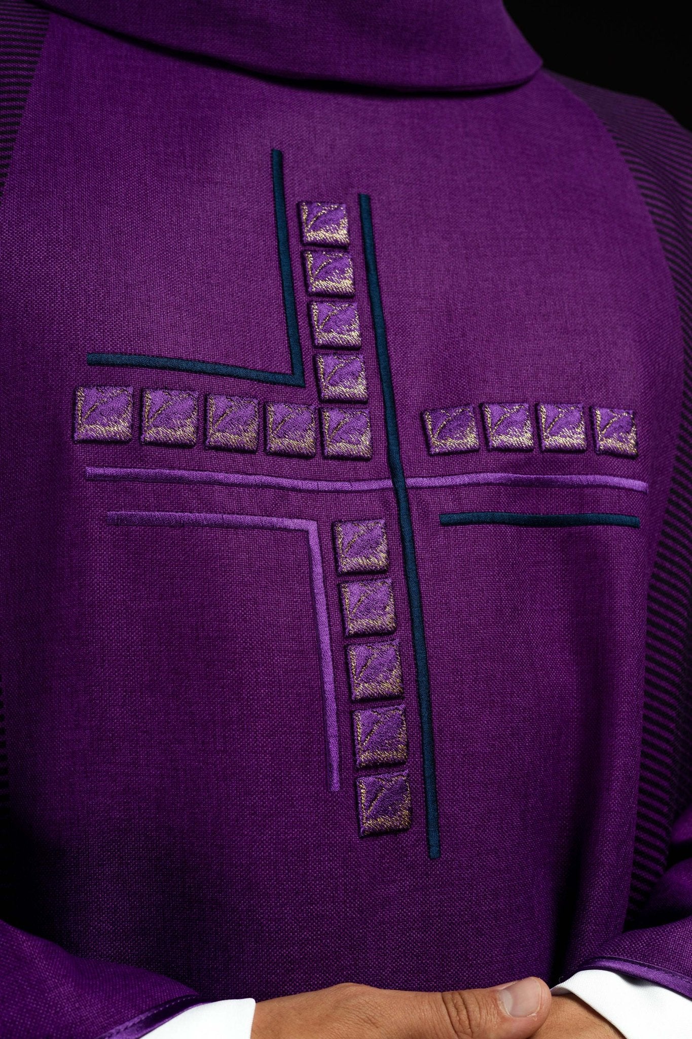 Casulla morada con cruz HA7036-03 FIOLET - CASULLAS.ES