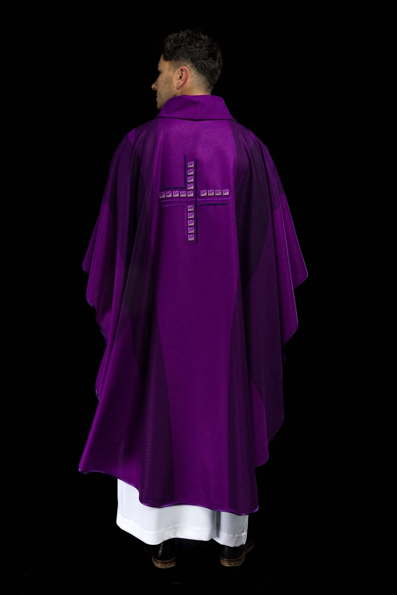 Casulla morada con cruz HA7036-03 FIOLET - CASULLAS.ES