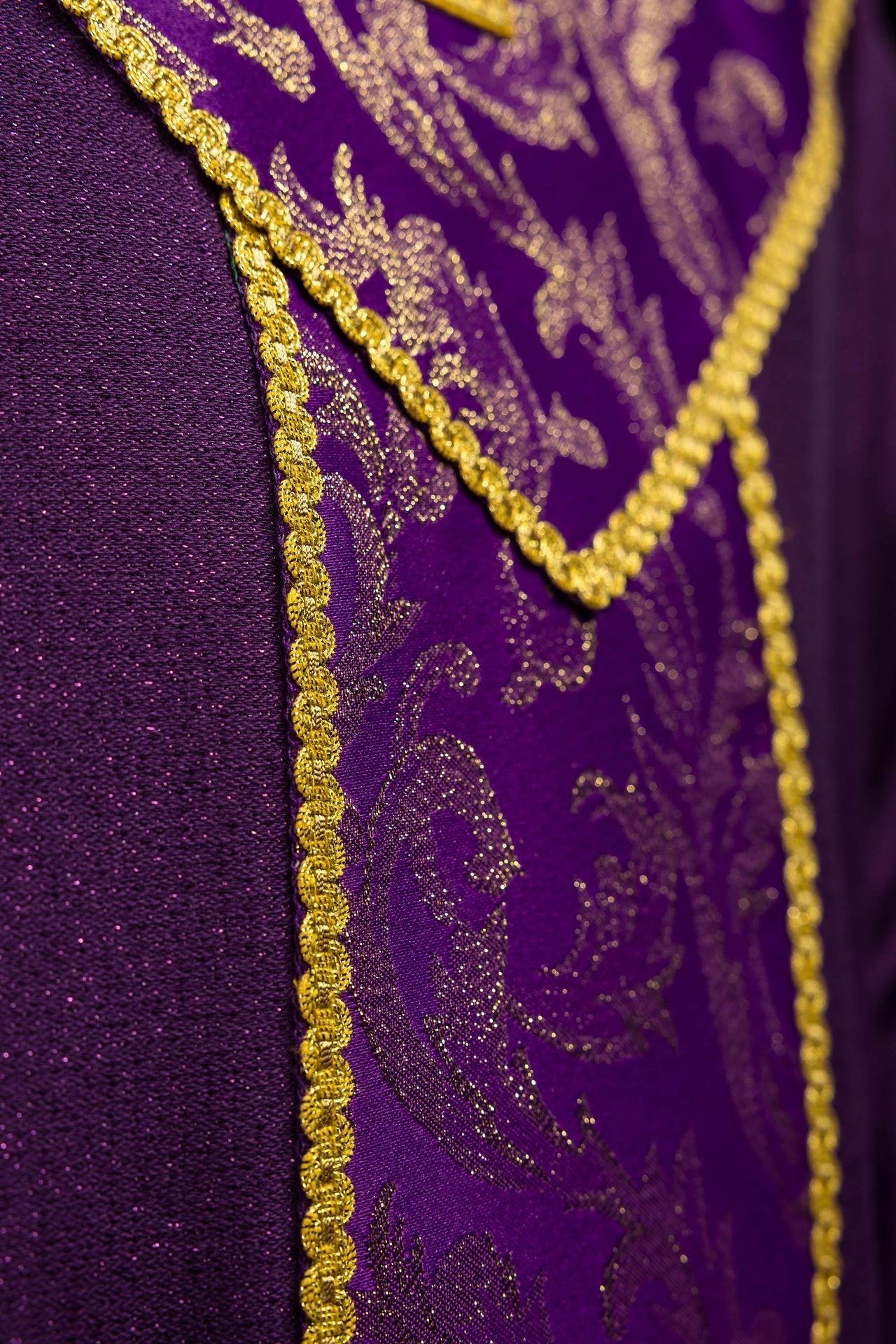 Casulla morada con cruz decorada con tejido jacquard LE/7075/03 - CASULLAS.ES