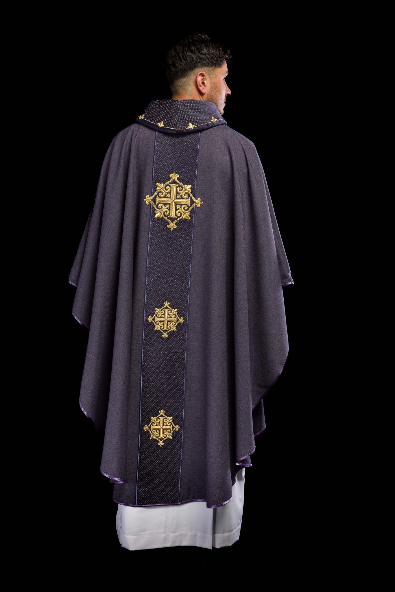 Casulla morada con galón terciopelo ricamente bordado Cruces LE/7030/03 - CASULLAS.ES