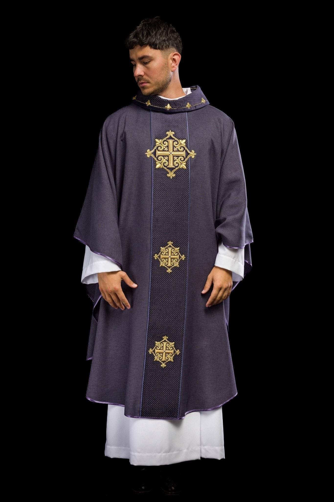 Casulla morada con galón terciopelo ricamente bordado Cruces LE/7030/03 - CASULLAS.ES