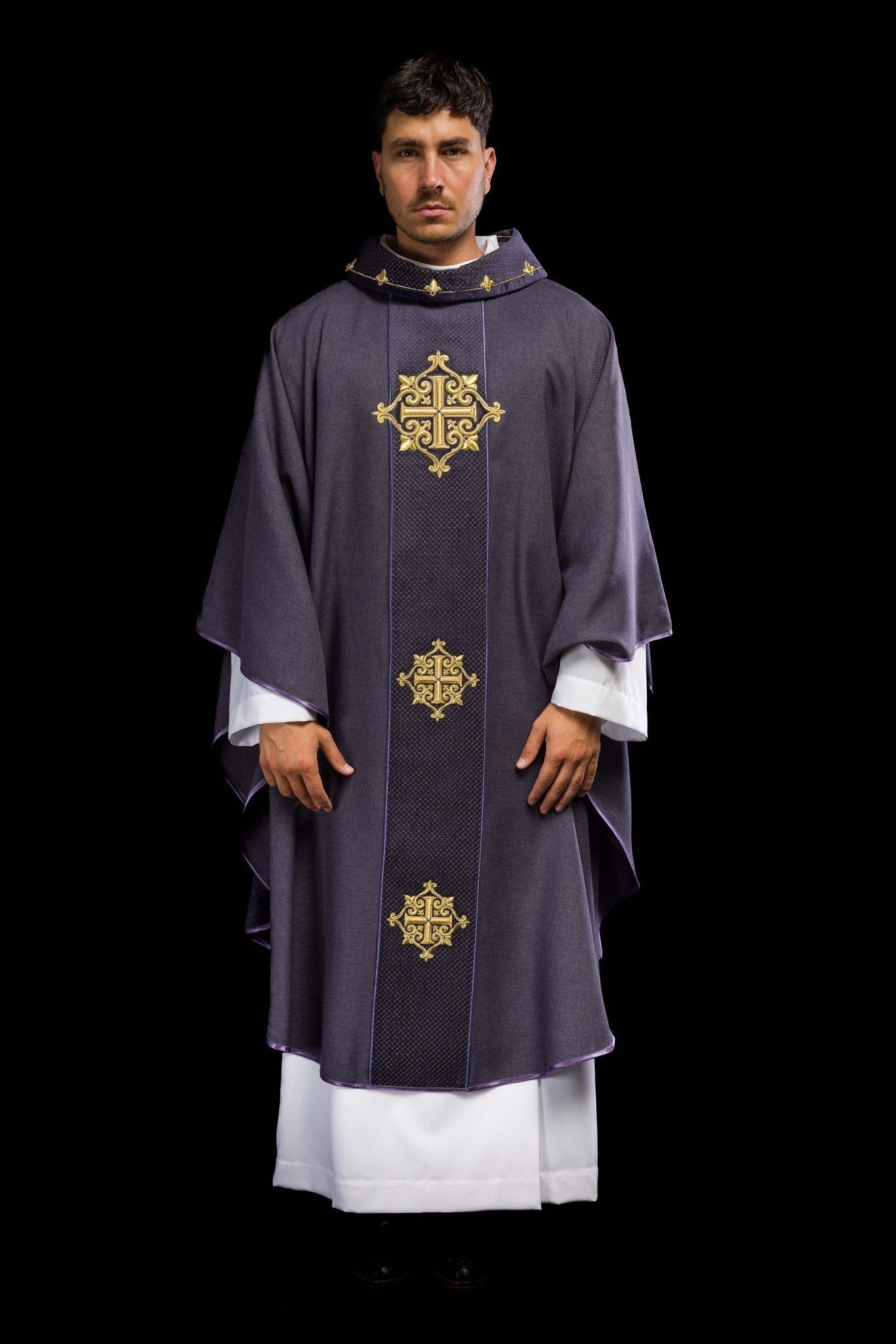 Casulla morada con galón terciopelo ricamente bordado Cruces LE/7030/03 - CASULLAS.ES