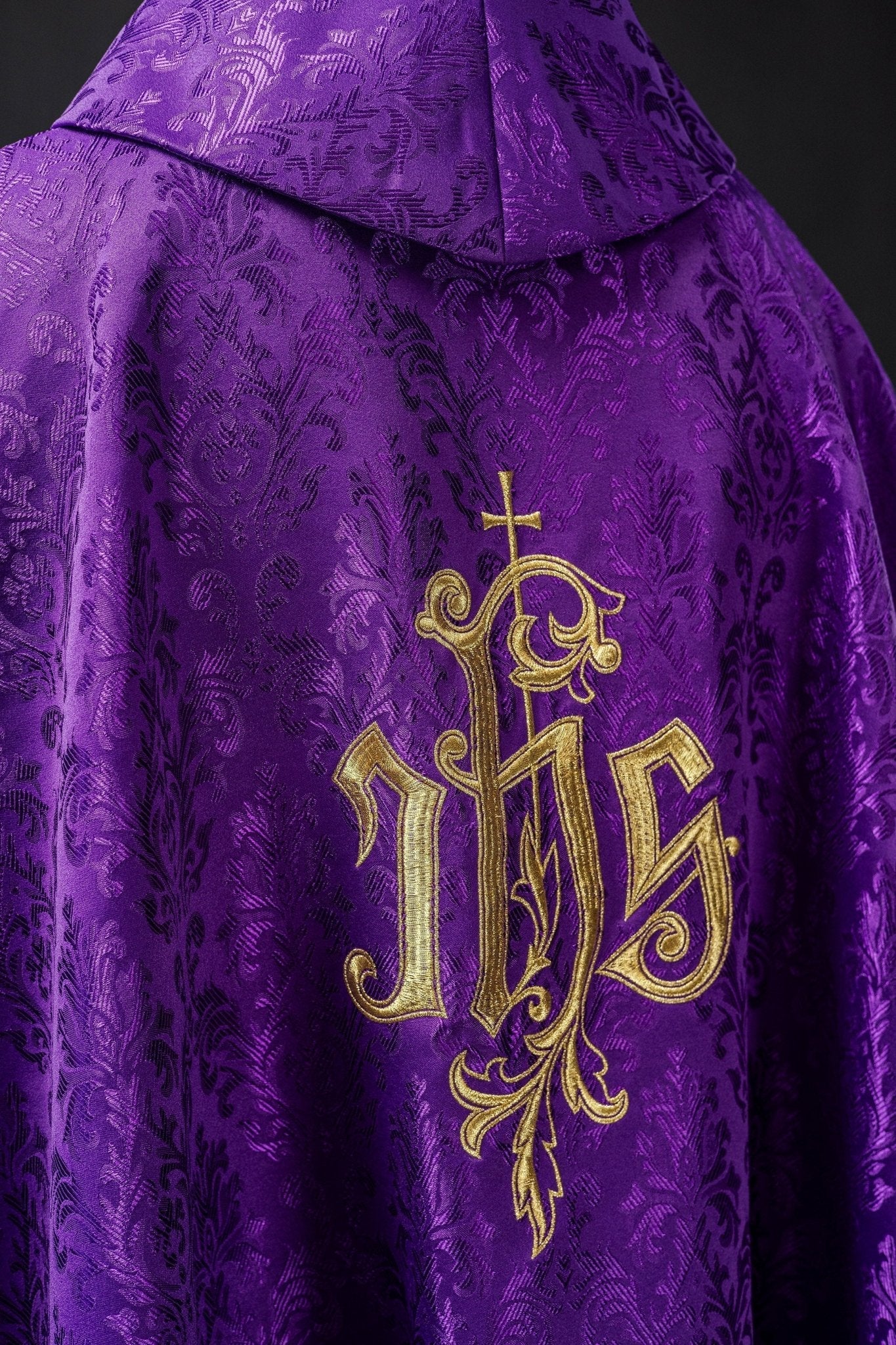 Casulla morada con motivo IHS bordado sobre tela decorativa LE/7032/03 - CASULLAS.ES