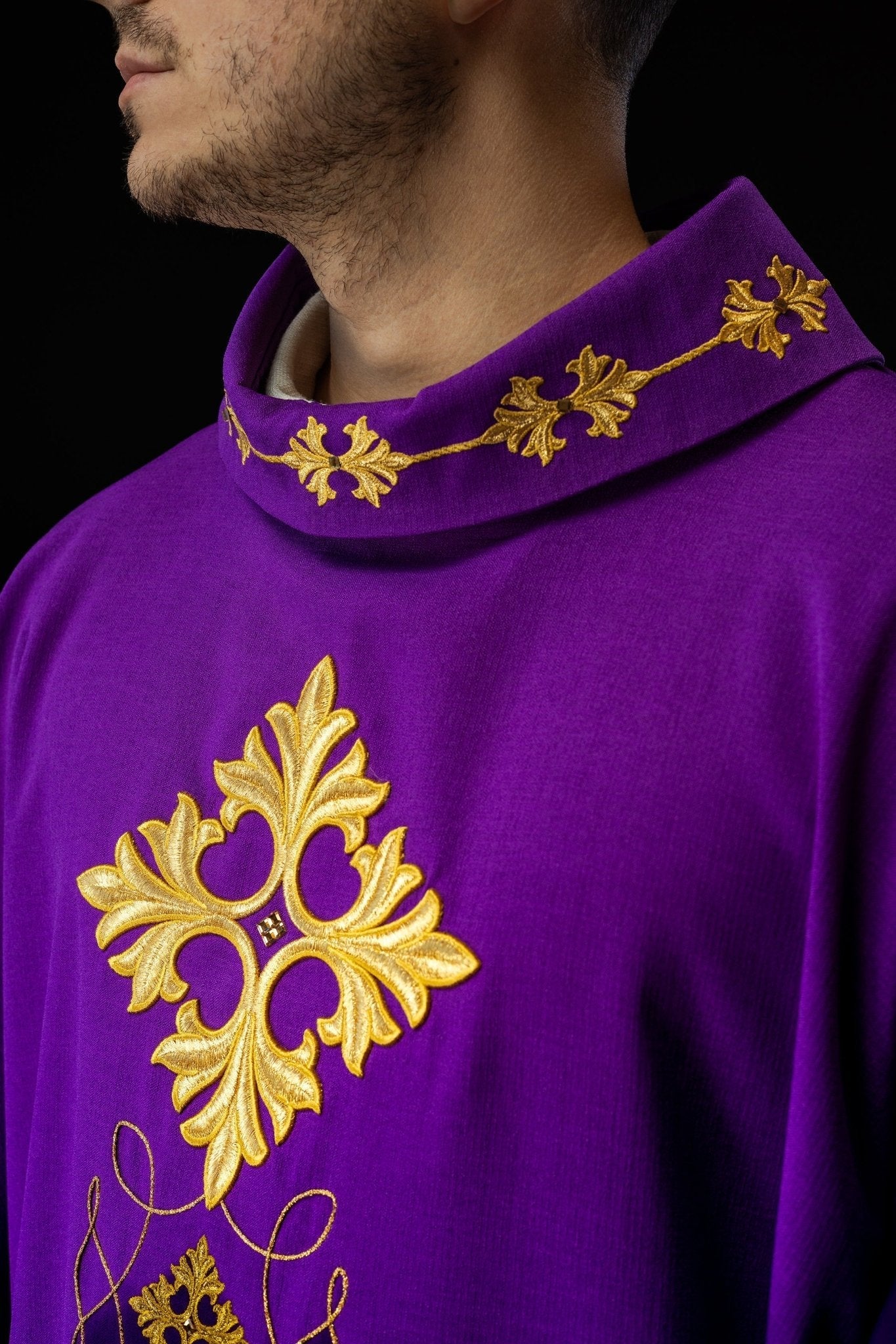 Casulla morada ricamente bordada y decorada con piedras LE/7018/03 - CASULLAS.ES