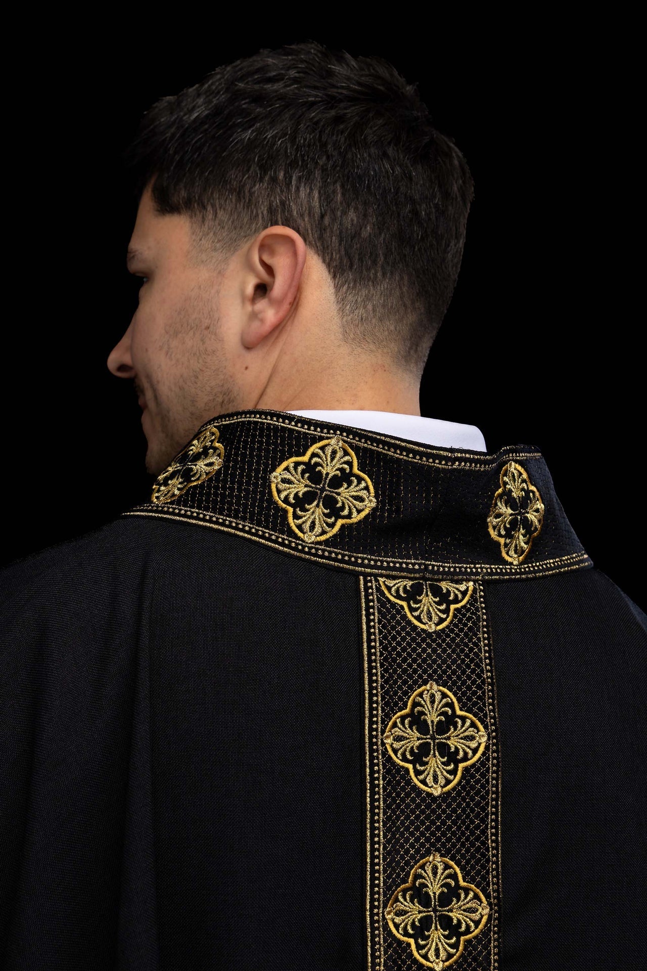 Casulla negra con banda bordada y cuello con motivo de cruces S-7069-07-70 - CASULLAS.ES