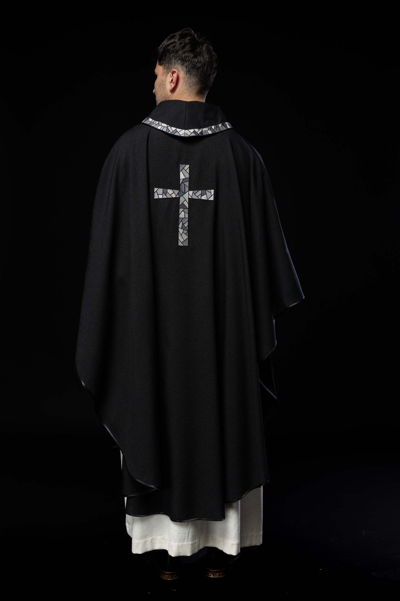 Casulla negra con bordado Cruz KOR/257/07/70 - CASULLAS.ES