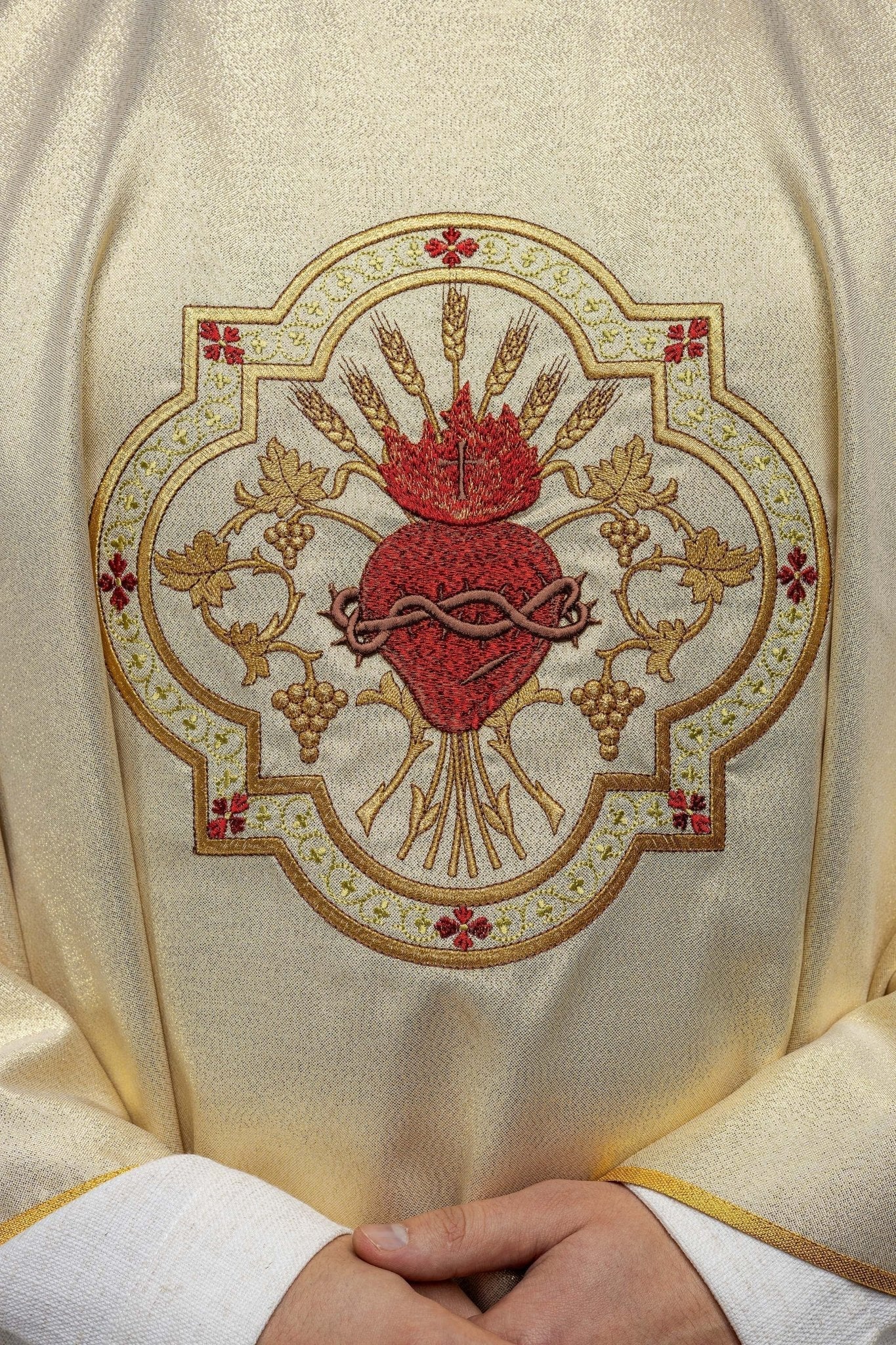 Casulla oro con bordado Corazón de Jesús y Cáliz KOR/118/10/37 ZŁOTO - CASULLAS.ES