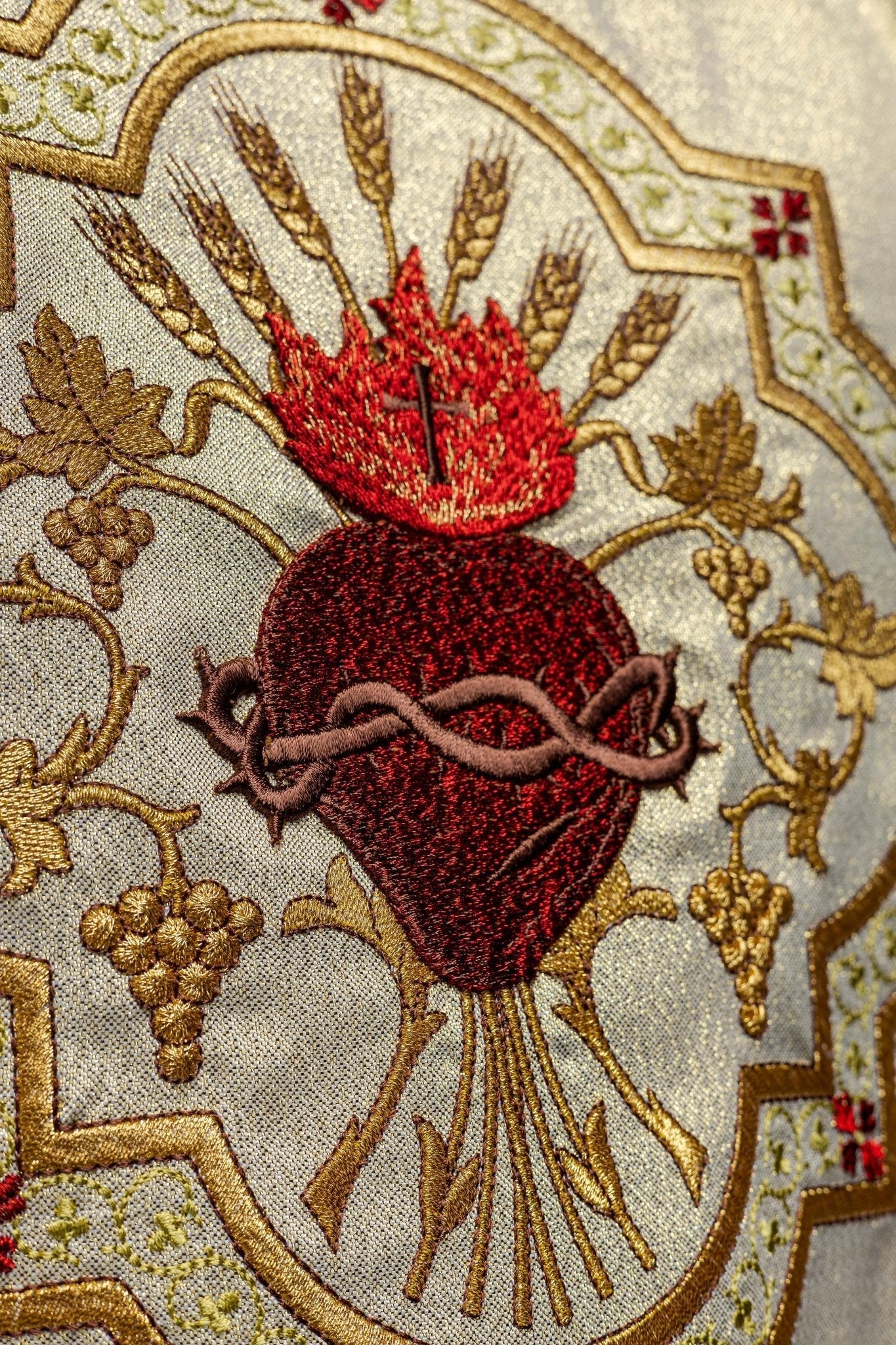 Casulla oro con bordado Corazón de Jesús y Cáliz KOR/118/10/37 ZŁOTO - CASULLAS.ES