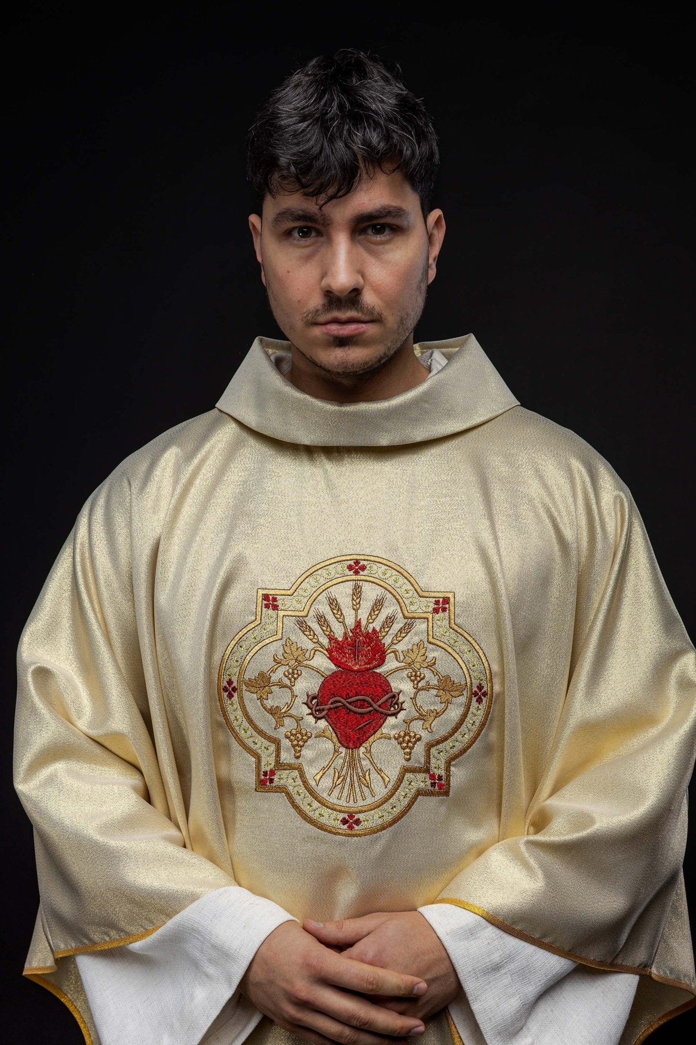 Casulla oro con bordado Corazón de Jesús y Cáliz KOR/118/10/37 ZŁOTO - CASULLAS.ES