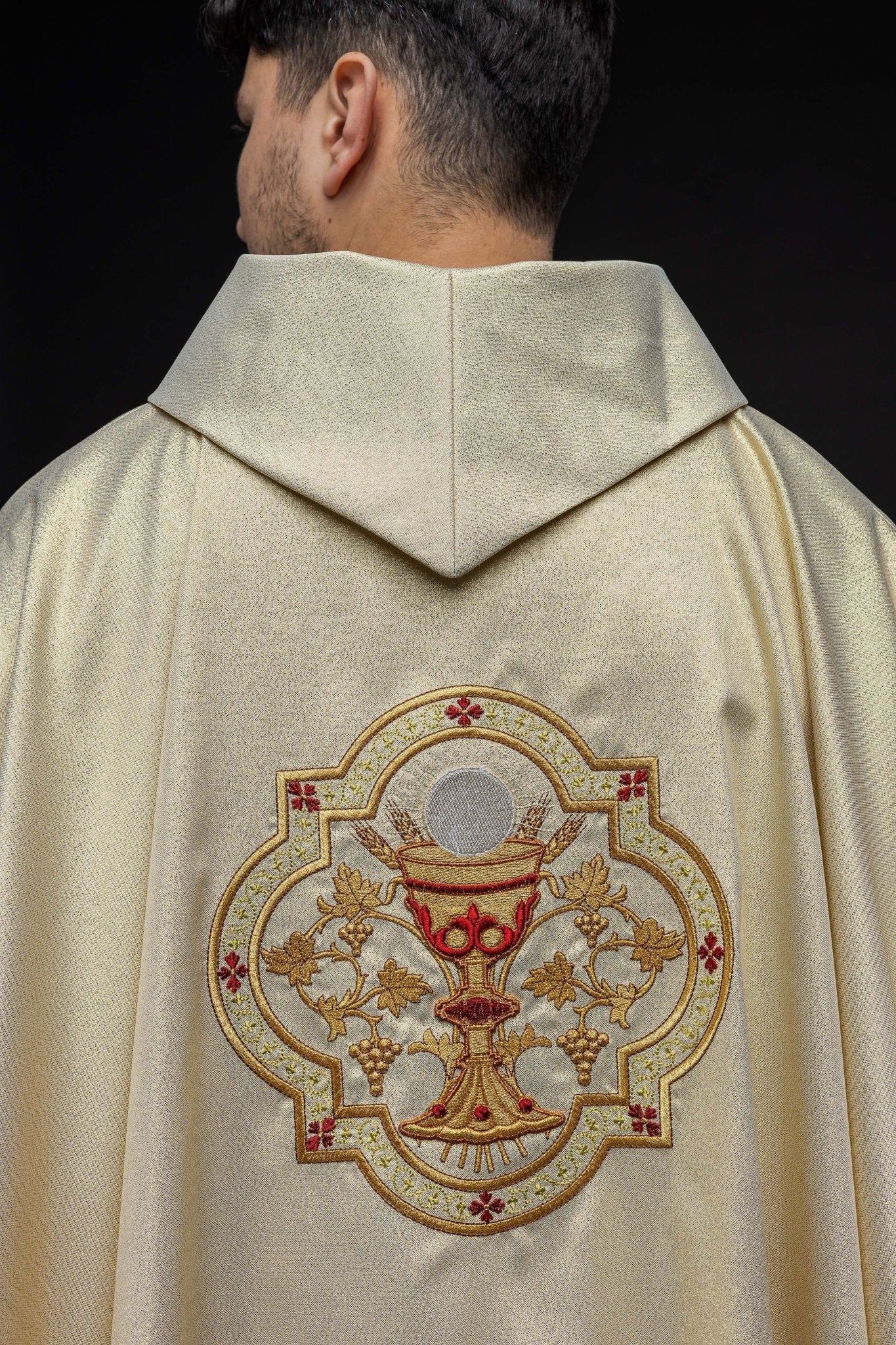 Casulla oro con bordado Corazón de Jesús y Cáliz KOR/118/10/37 ZŁOTO - CASULLAS.ES