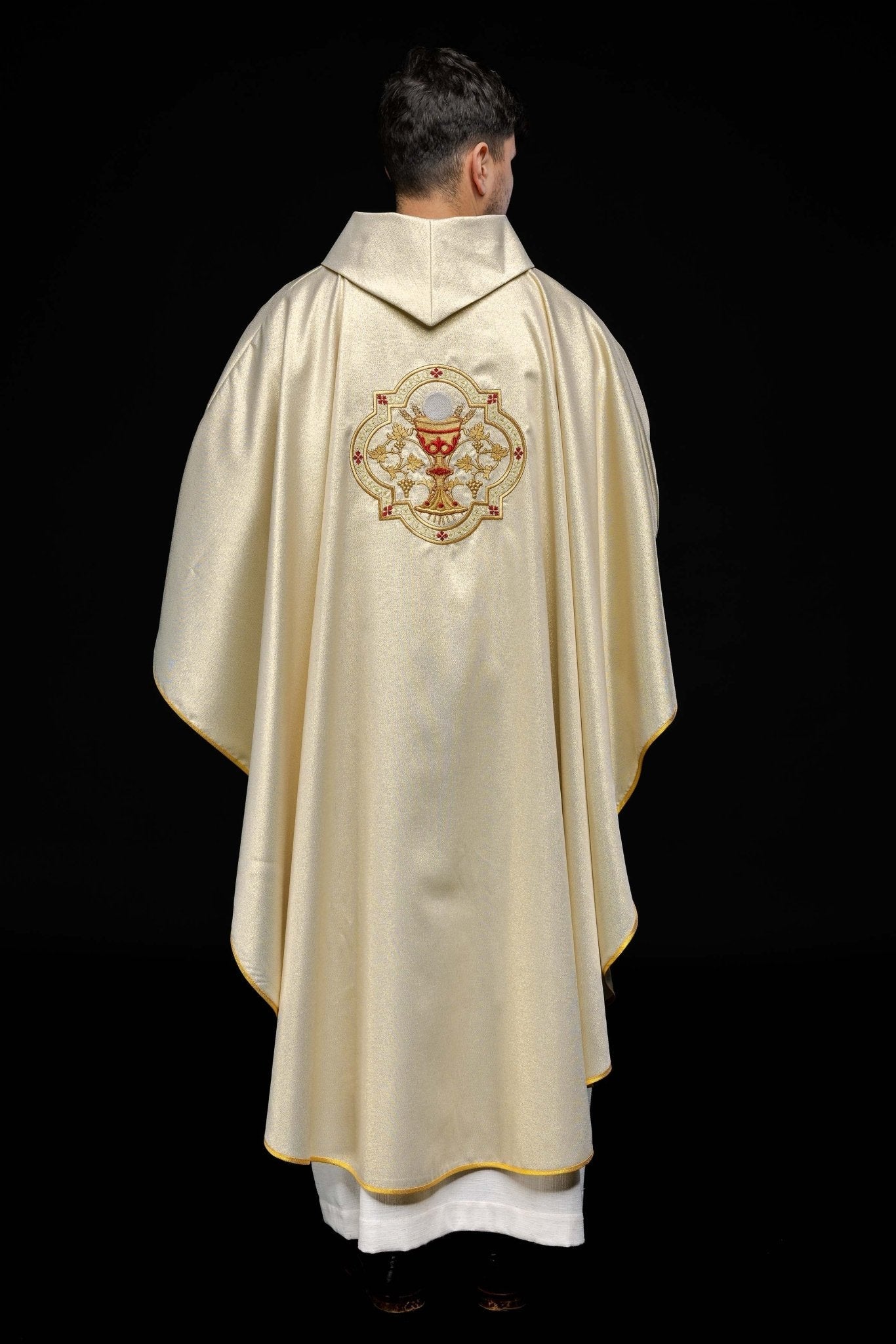 Casulla oro con bordado Corazón de Jesús y Cáliz KOR/118/10/37 ZŁOTO - CASULLAS.ES