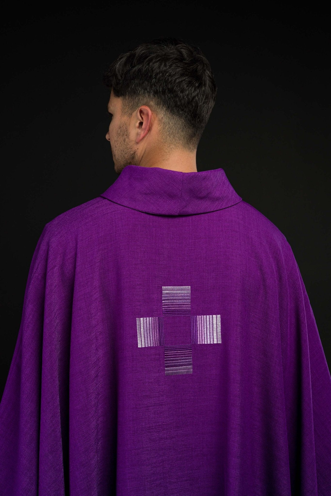 Casulla púrpura con cruces bordadas HA7033-03 FIOLET - CASULLAS.ES