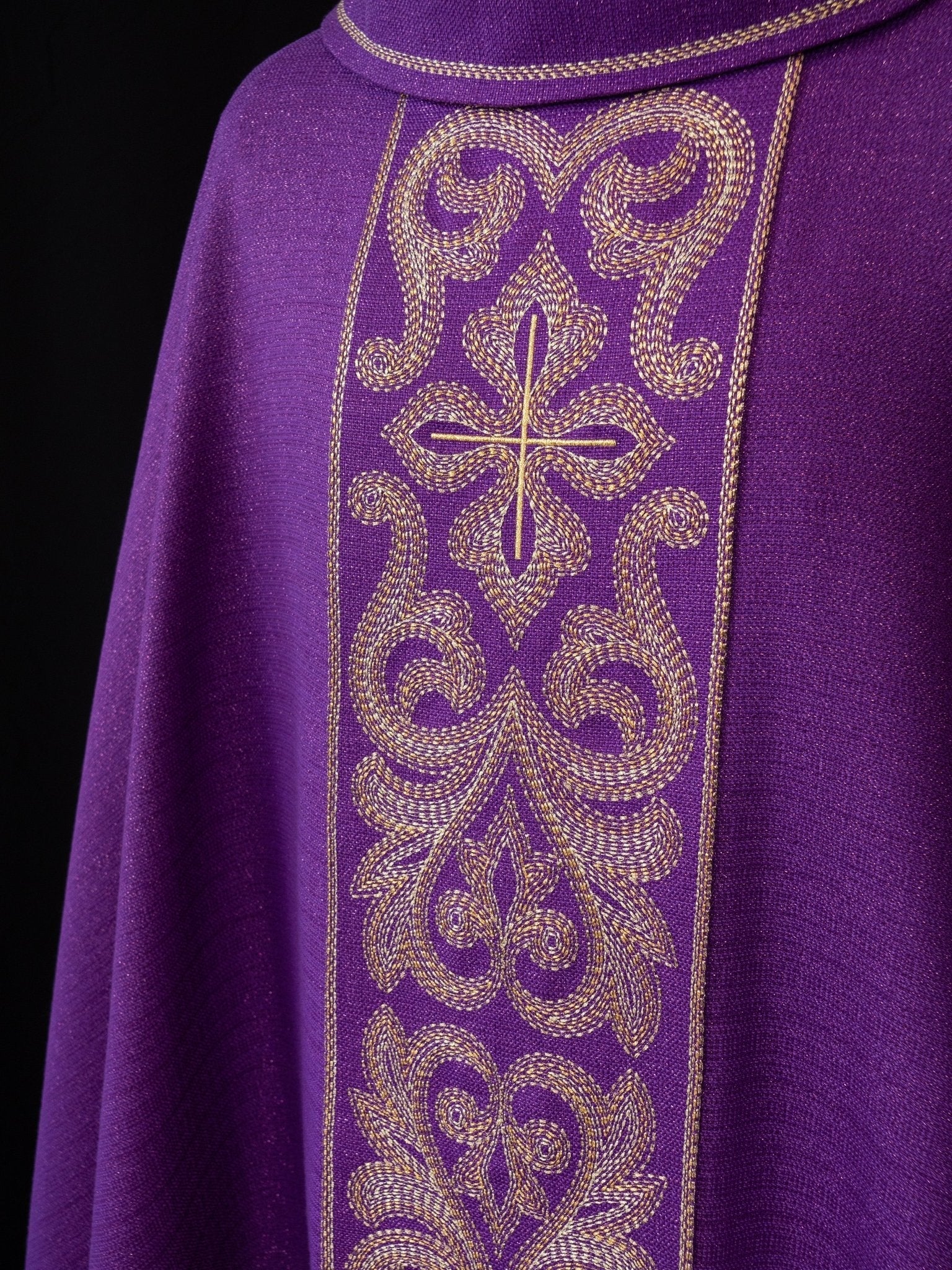 Casulla púrpura ricamente bordada con cruces LE/7028/03 - CASULLAS.ES
