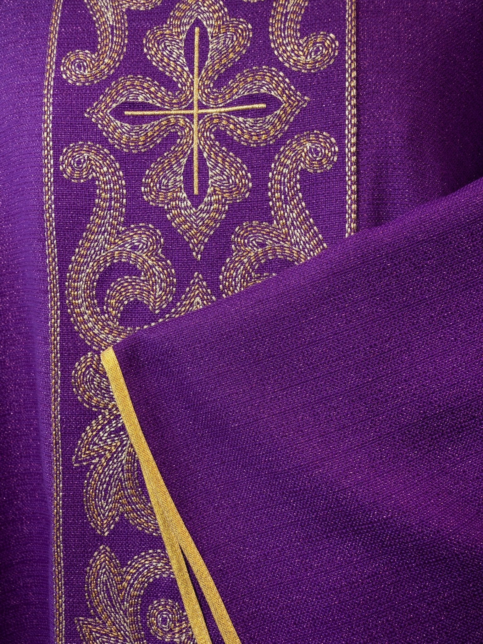 Casulla púrpura ricamente bordada con cruces LE/7028/03 - CASULLAS.ES