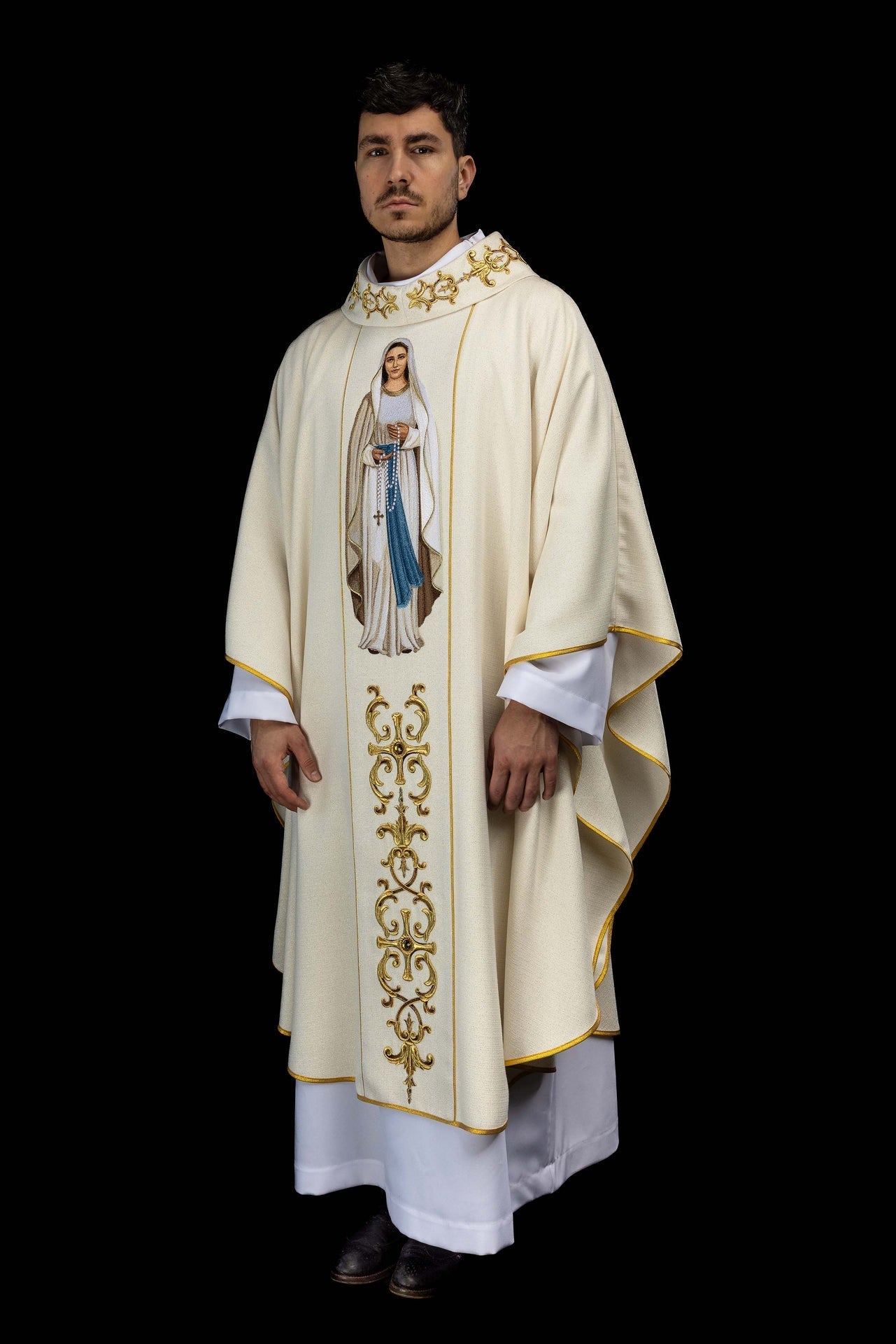 Casulla ricamente bordada con la imagen de Nuestra Señora del Rosario KOW2/045/05/71 - CASULLAS.ES