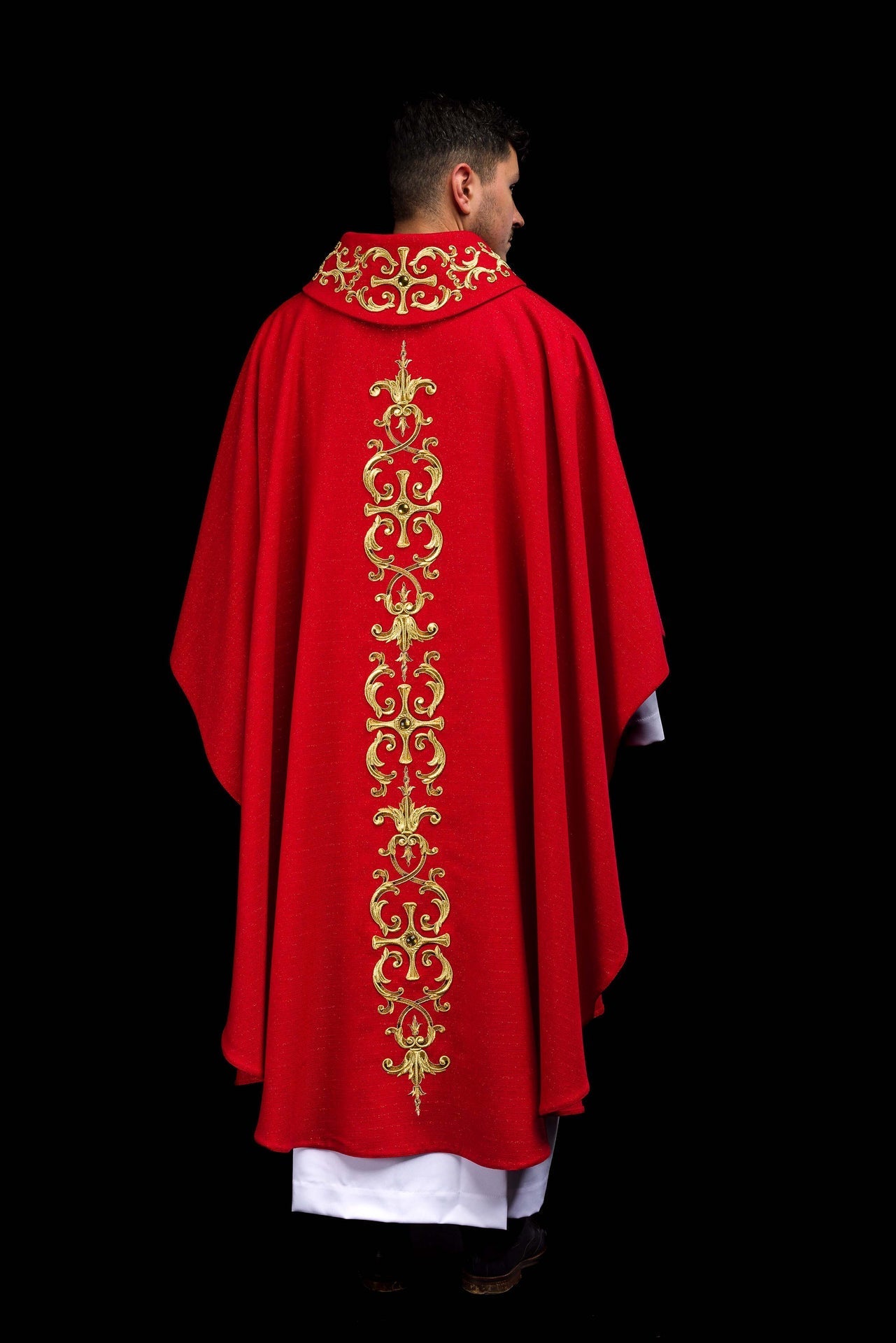Casulla ricamente bordada con la imagen de San Pedro color rojo KOW2/040/02/71 - CASULLAS.ES