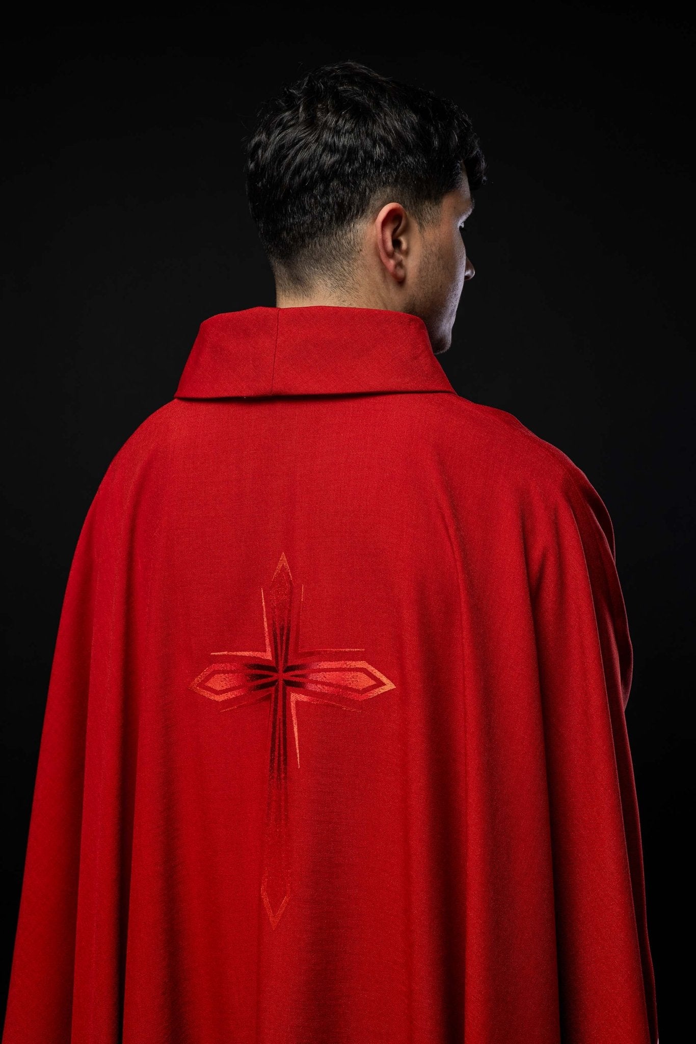Casulla roja bordada HA7034 - 02 CZERWONY - CASULLAS.ES