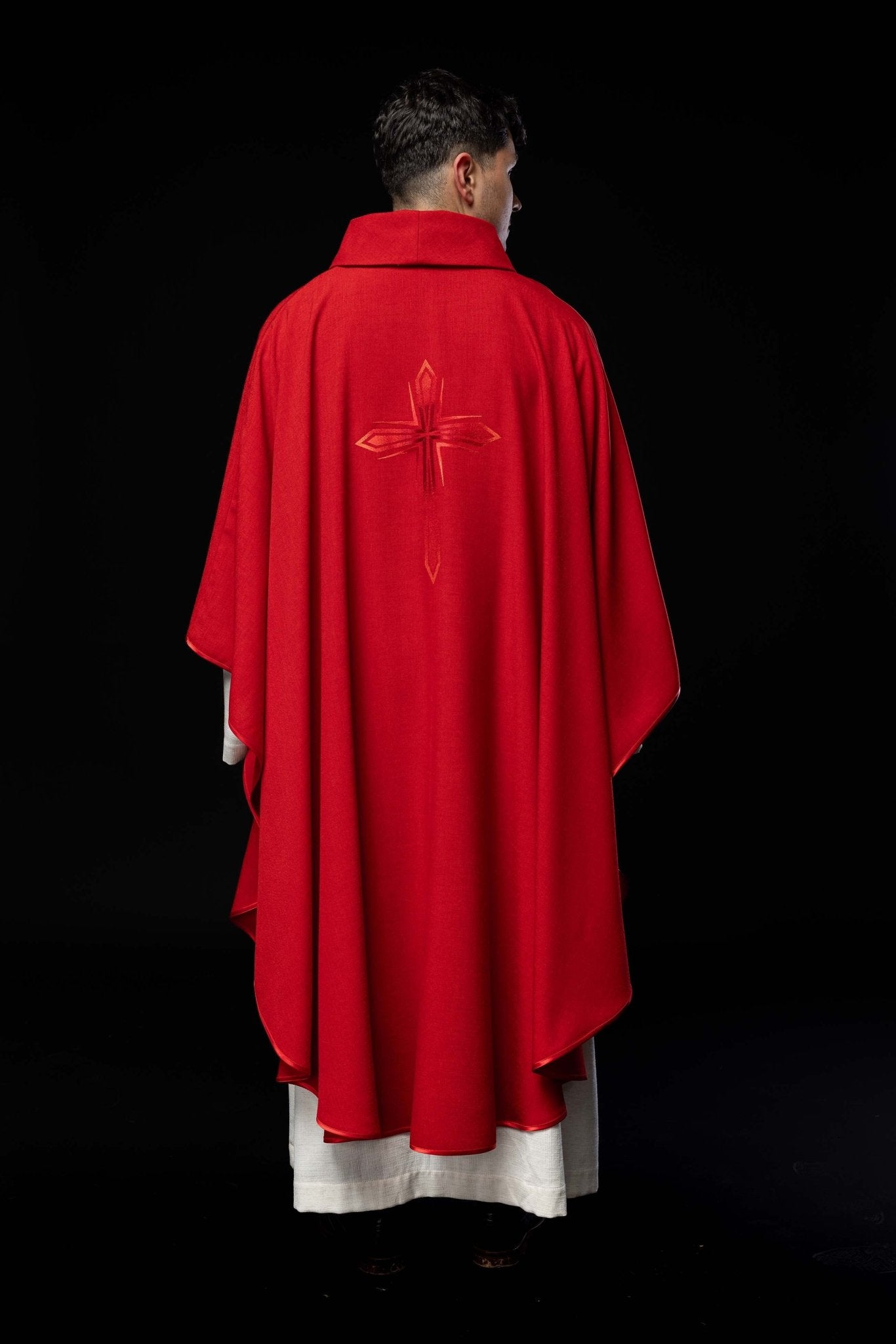 Casulla roja bordada HA7034 - 02 CZERWONY - CASULLAS.ES