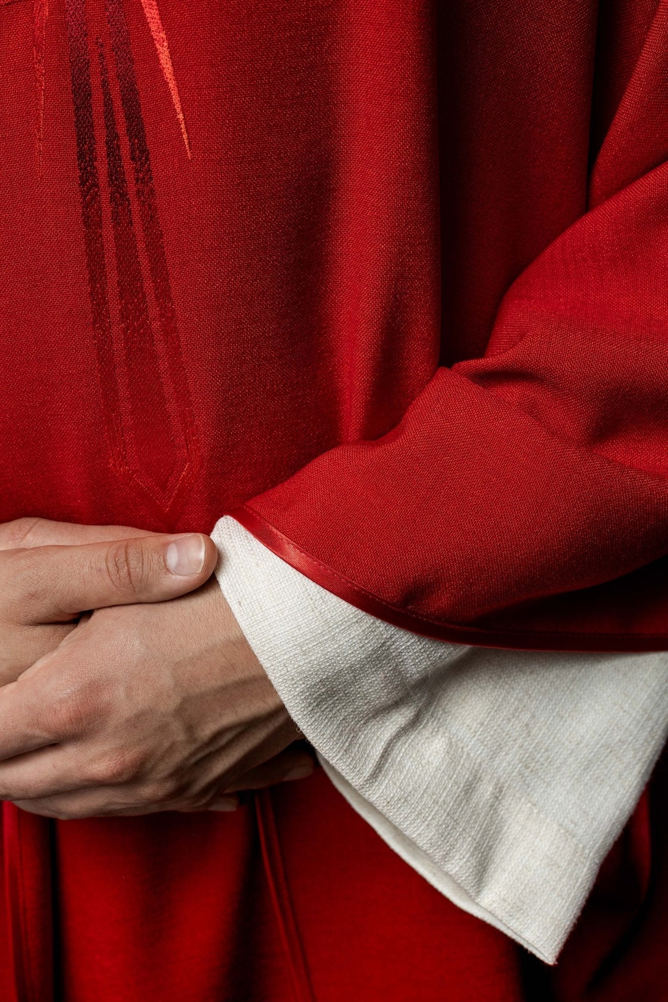 Casulla roja bordada HA7034 - 02 CZERWONY - CASULLAS.ES