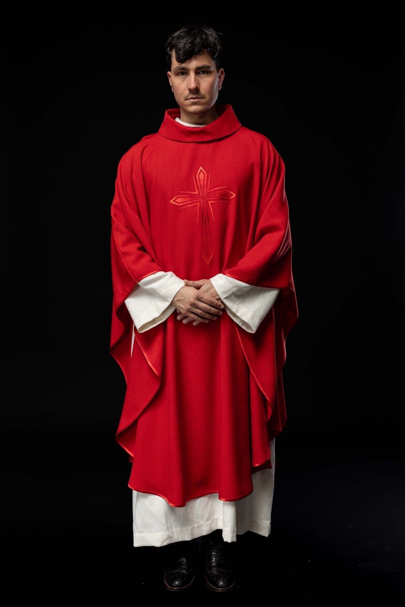 Casulla roja bordada HA7034 - 02 CZERWONY - CASULLAS.ES