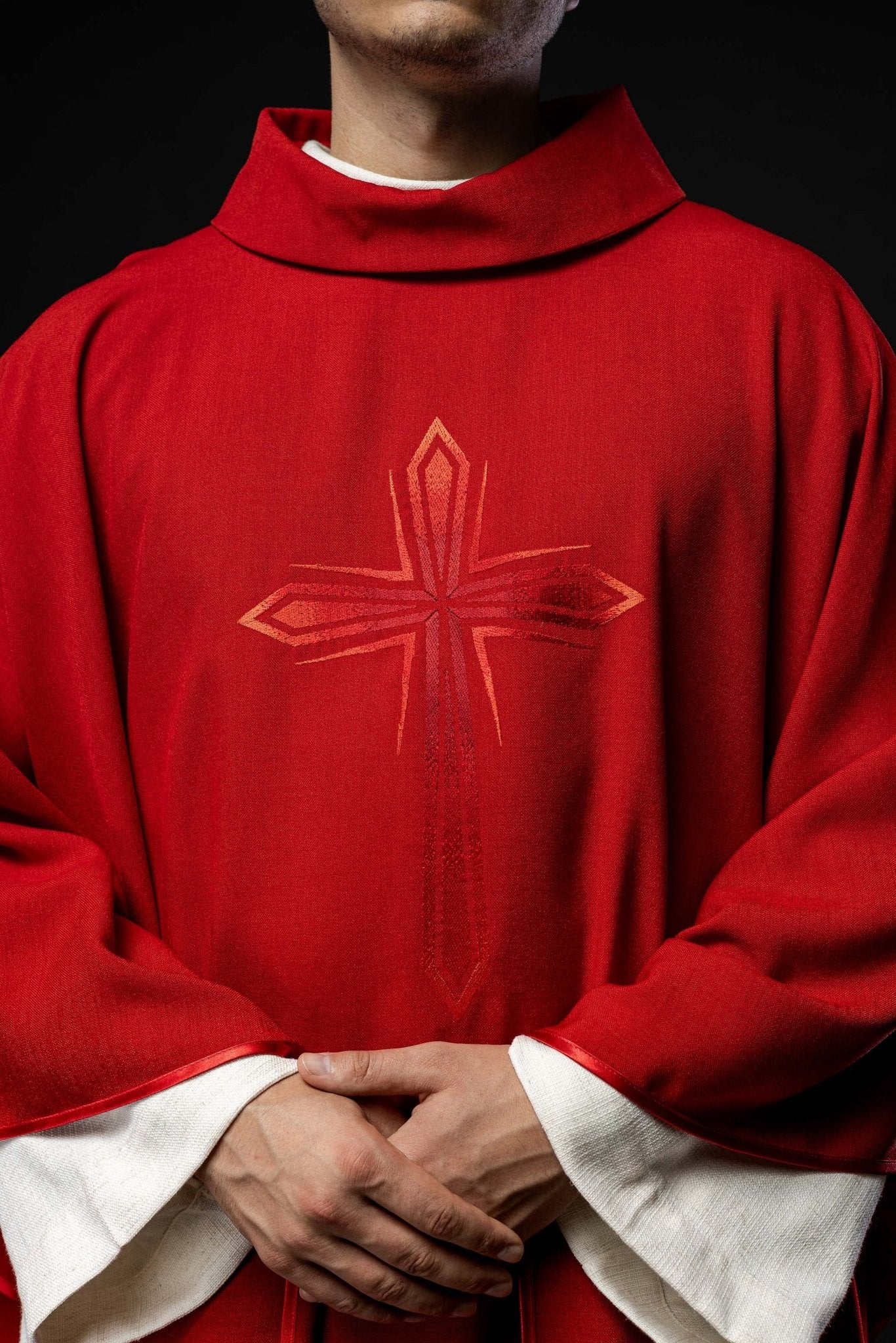 Casulla roja bordada HA7034 - 02 CZERWONY - CASULLAS.ES