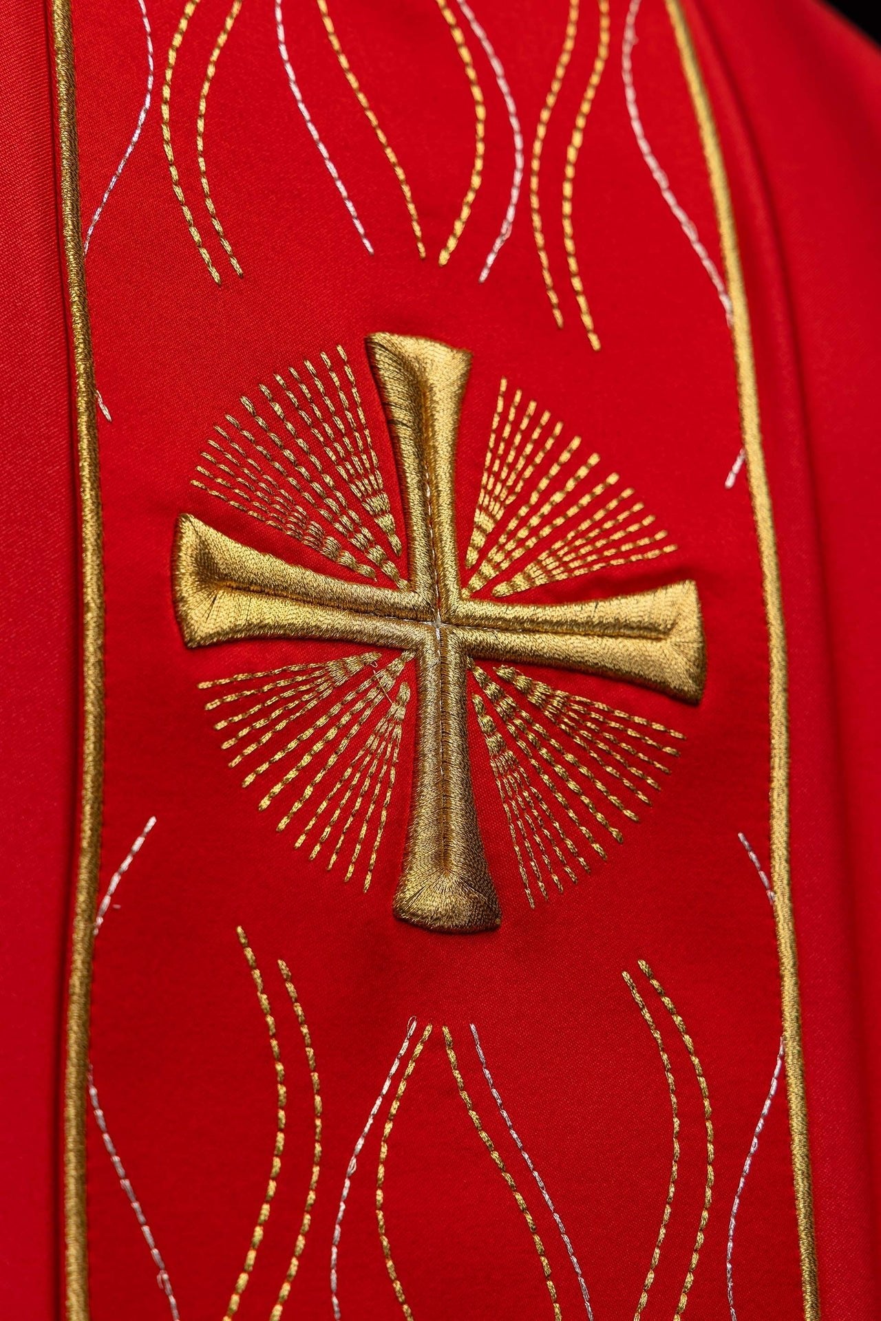 Casulla roja bordada con cruz KOR/277/02/53 - CASULLAS.ES