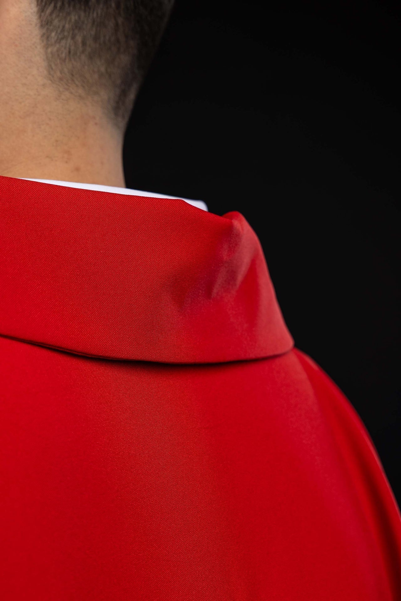 Casulla roja bordada con cruz ornamentada y cuello amplio KOK/003/02/12/KARO - CASULLAS.ES