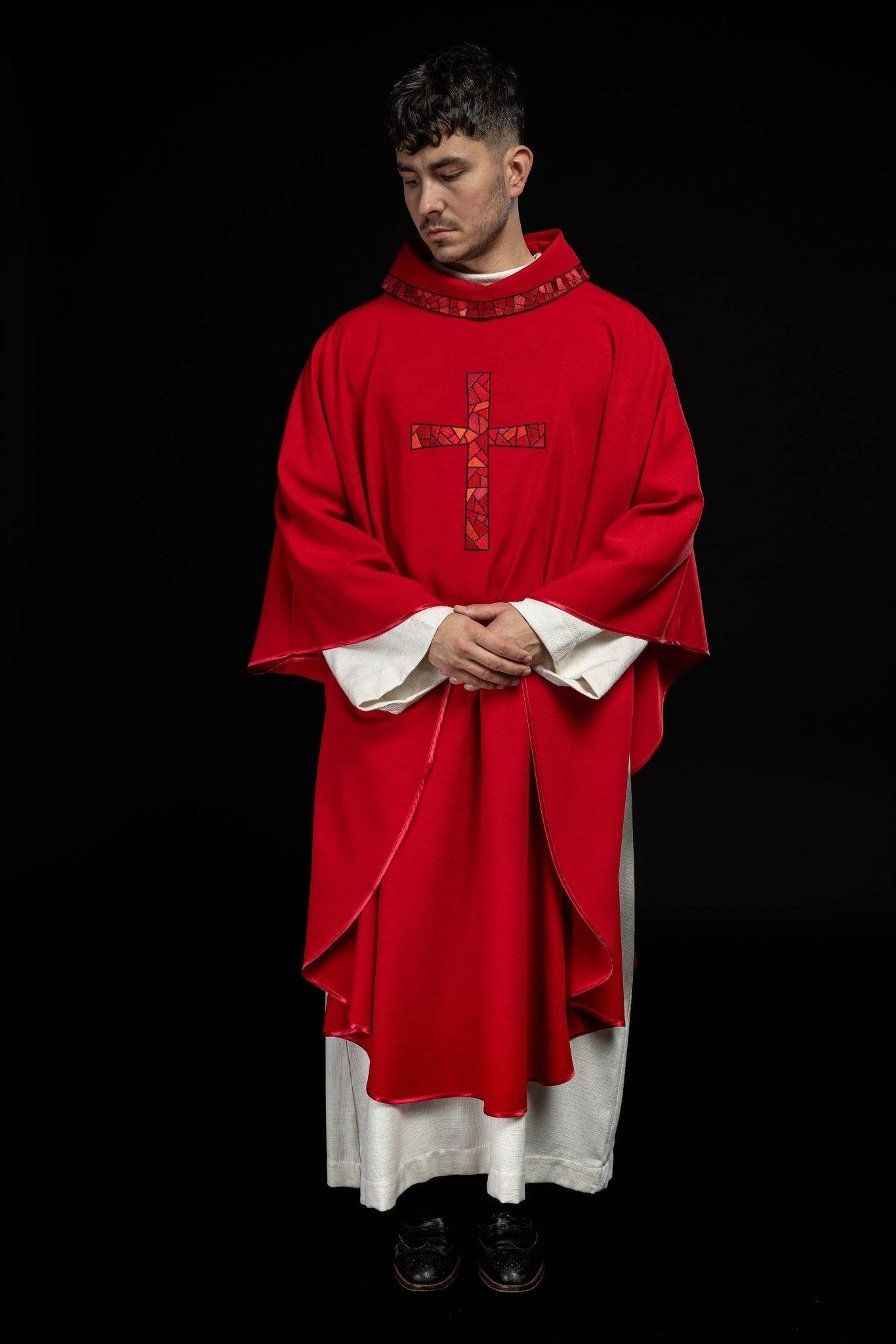 Casulla roja con bordado Cruz KOR/257/02/62 - CASULLAS.ES