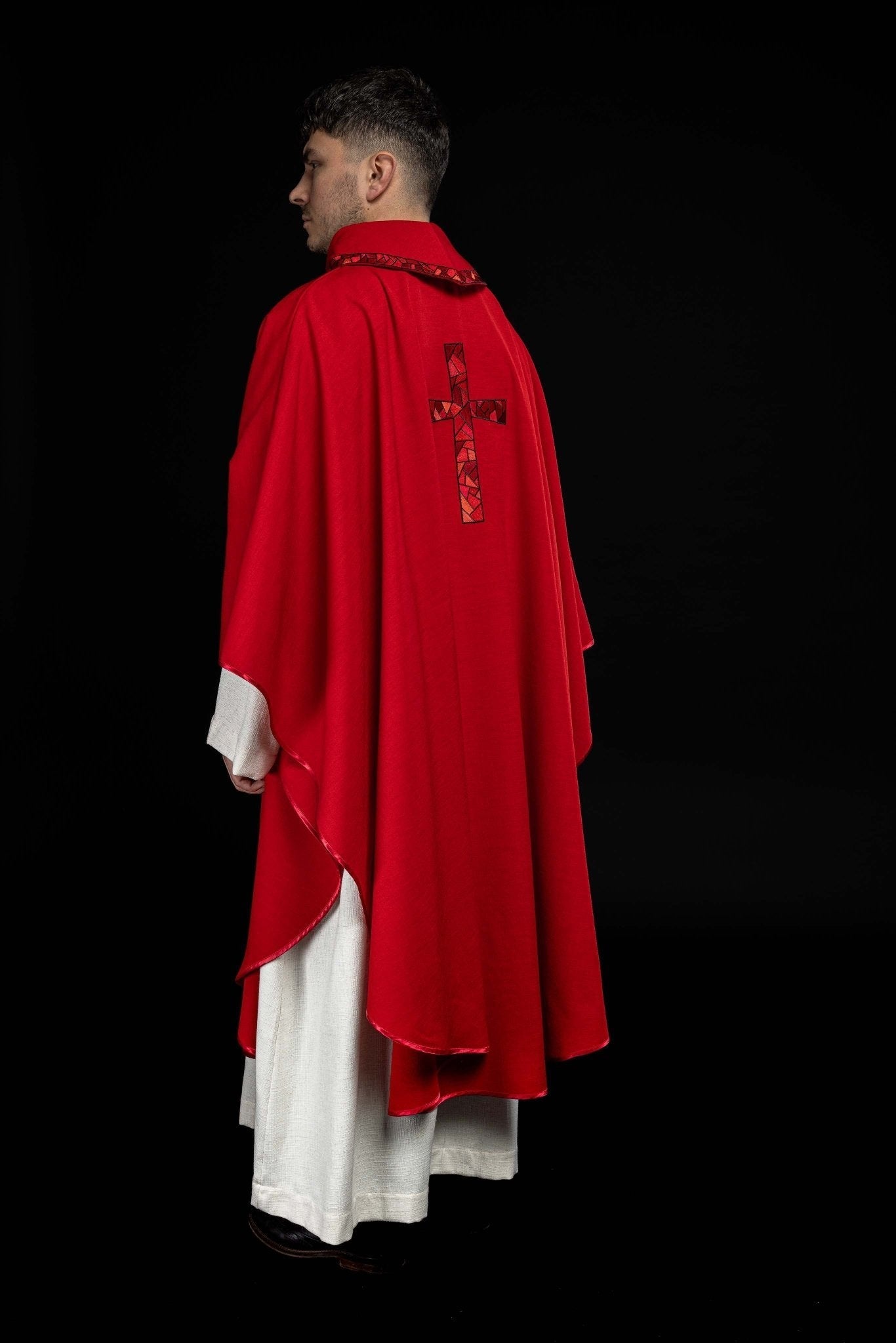 Casulla roja con bordado Cruz KOR/257/02/62 - CASULLAS.ES