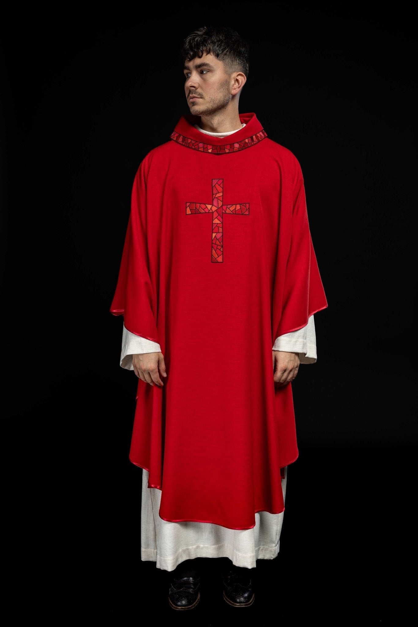 Casulla roja con bordado Cruz KOR/257/02/62 - CASULLAS.ES