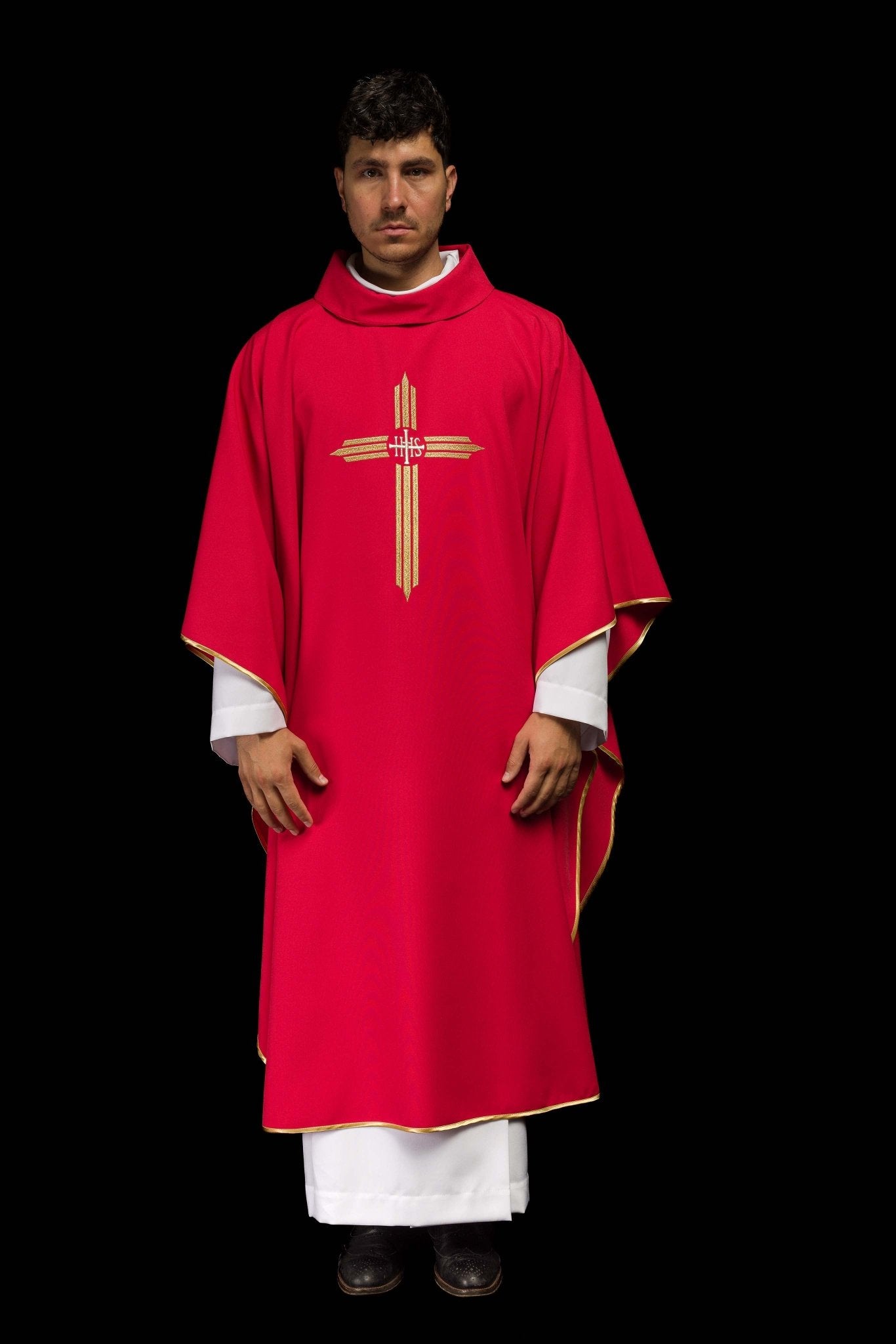Casulla roja con bordado Cruz IHS KOR/017/02/12 CZERWONY - CASULLAS.ES