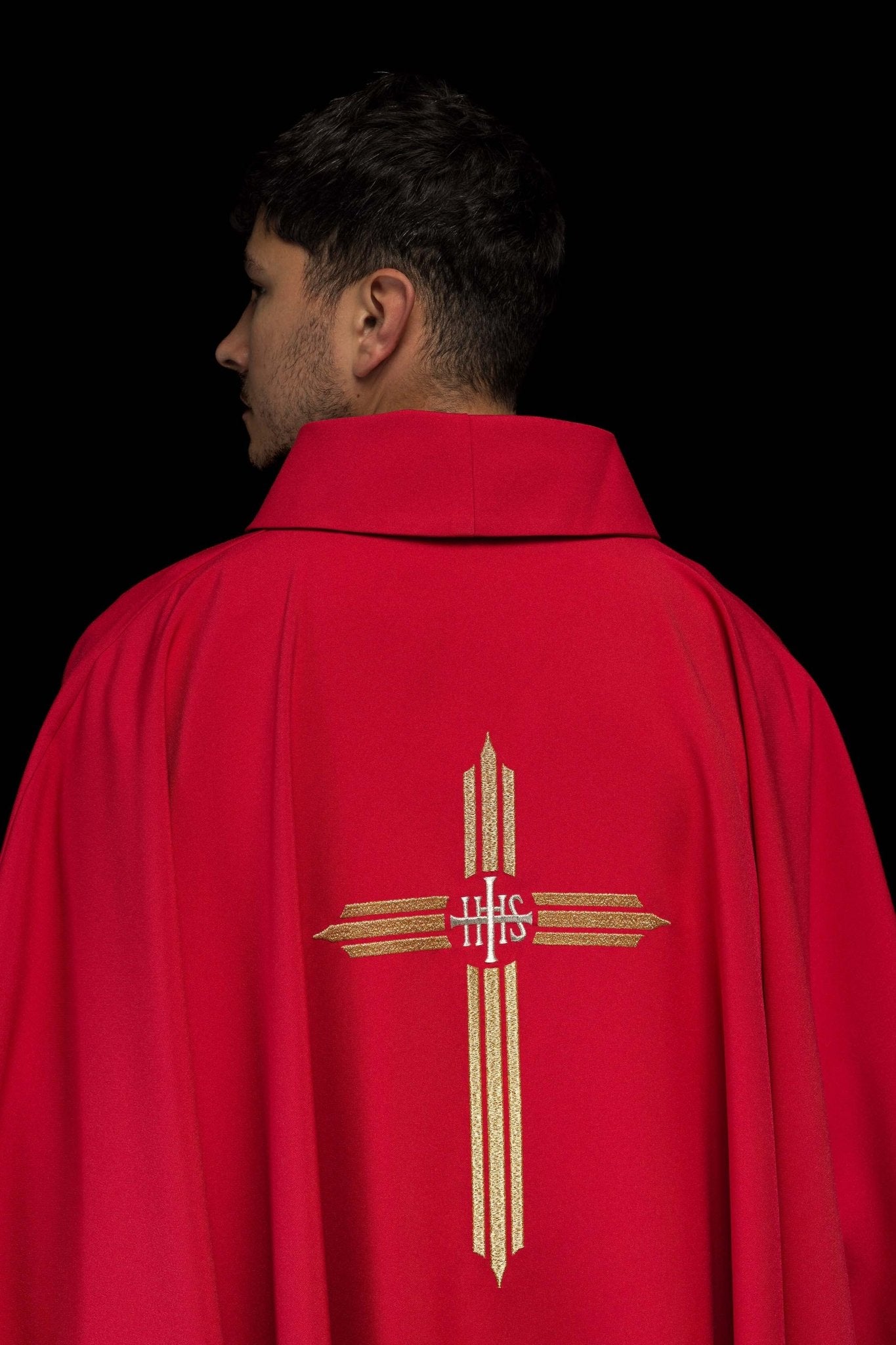 Casulla roja con bordado Cruz IHS KOR/017/02/12 CZERWONY - CASULLAS.ES
