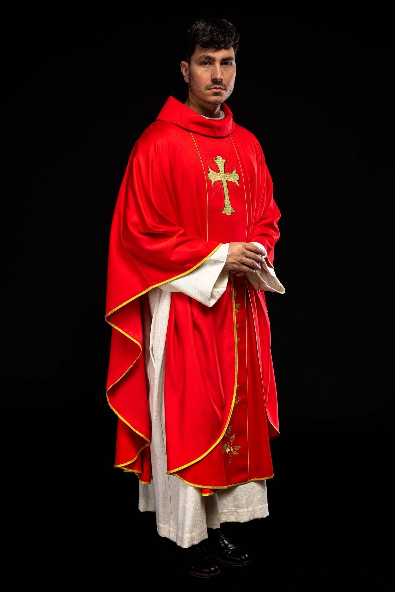 Casulla roja con bordado Cruz y Espigas KOR/375/02/53 CZERWONY - CASULLAS.ES