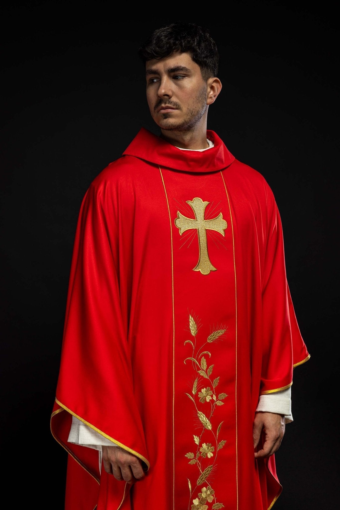 Casulla roja con bordado Cruz y Espigas KOR/375/02/53 CZERWONY - CASULLAS.ES