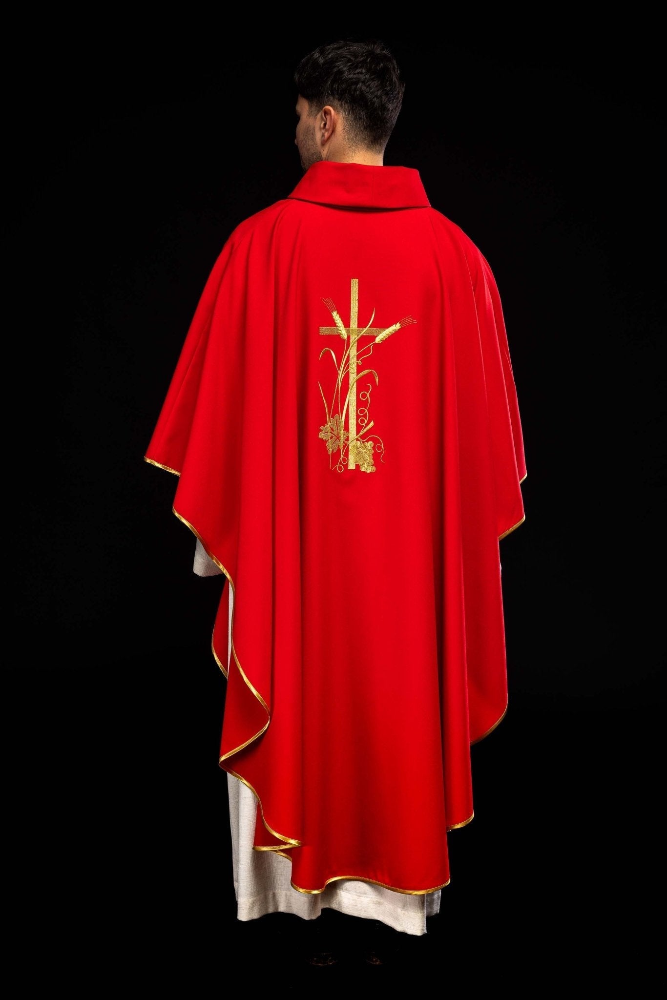 Casulla roja con bordado dorado Cruz KOR/026/02/12 CZERWONY - CASULLAS.ES