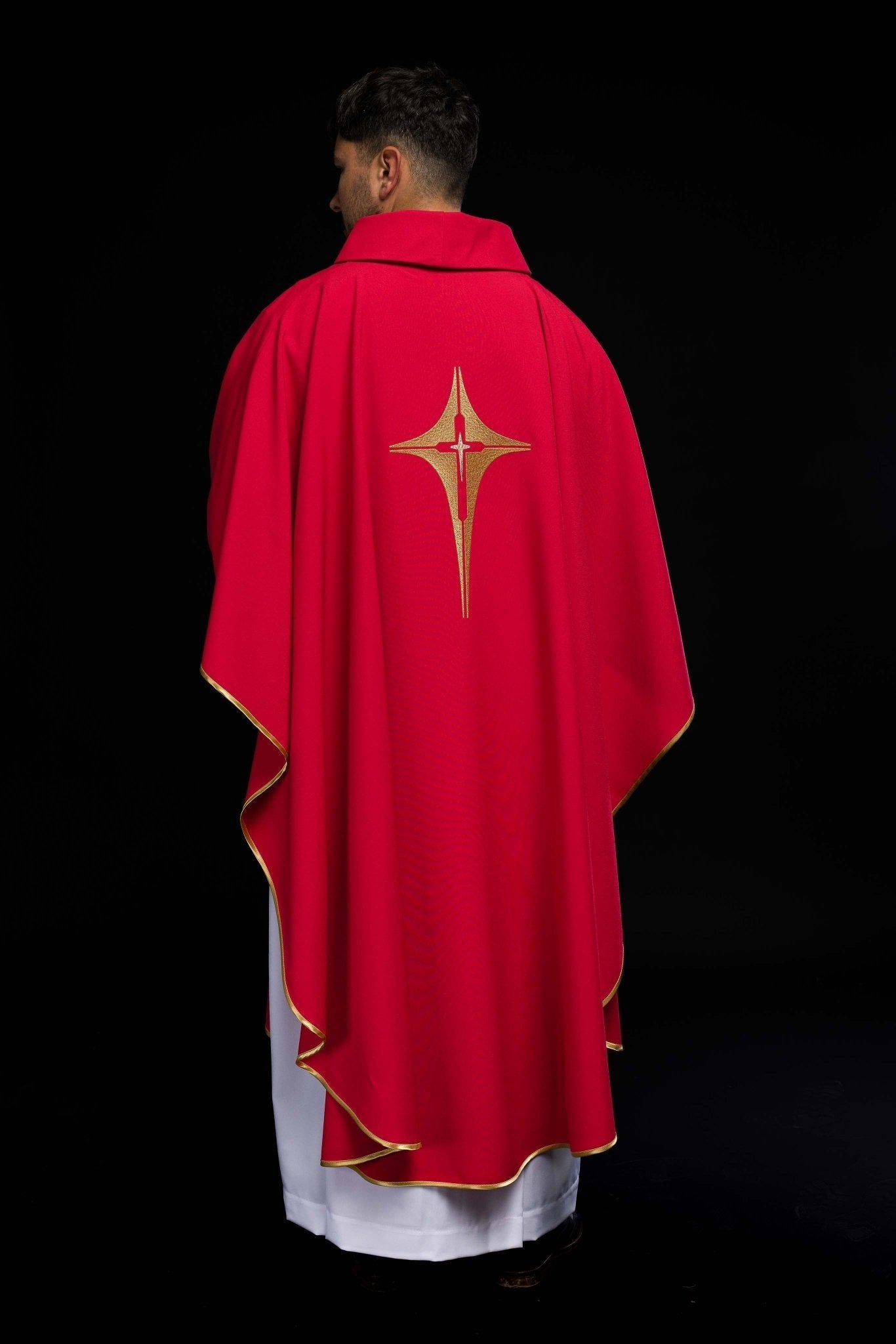 Casulla roja con bordado dorado Cruz KOR/002/02/12 CZERWONY - CASULLAS.ES