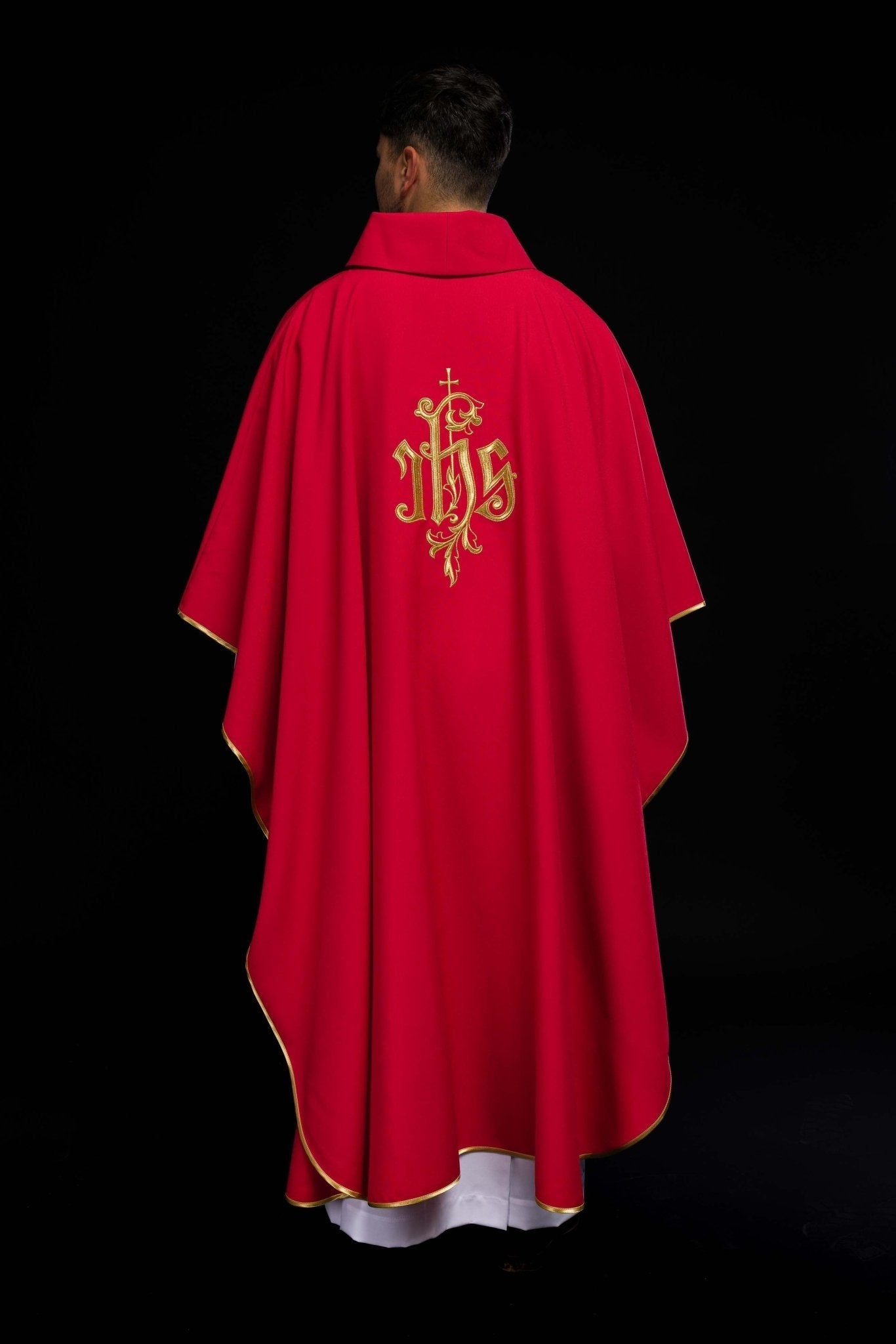 Casulla roja con bordado dorado IHS KOR/032/02/12 CZERWONY - CASULLAS.ES