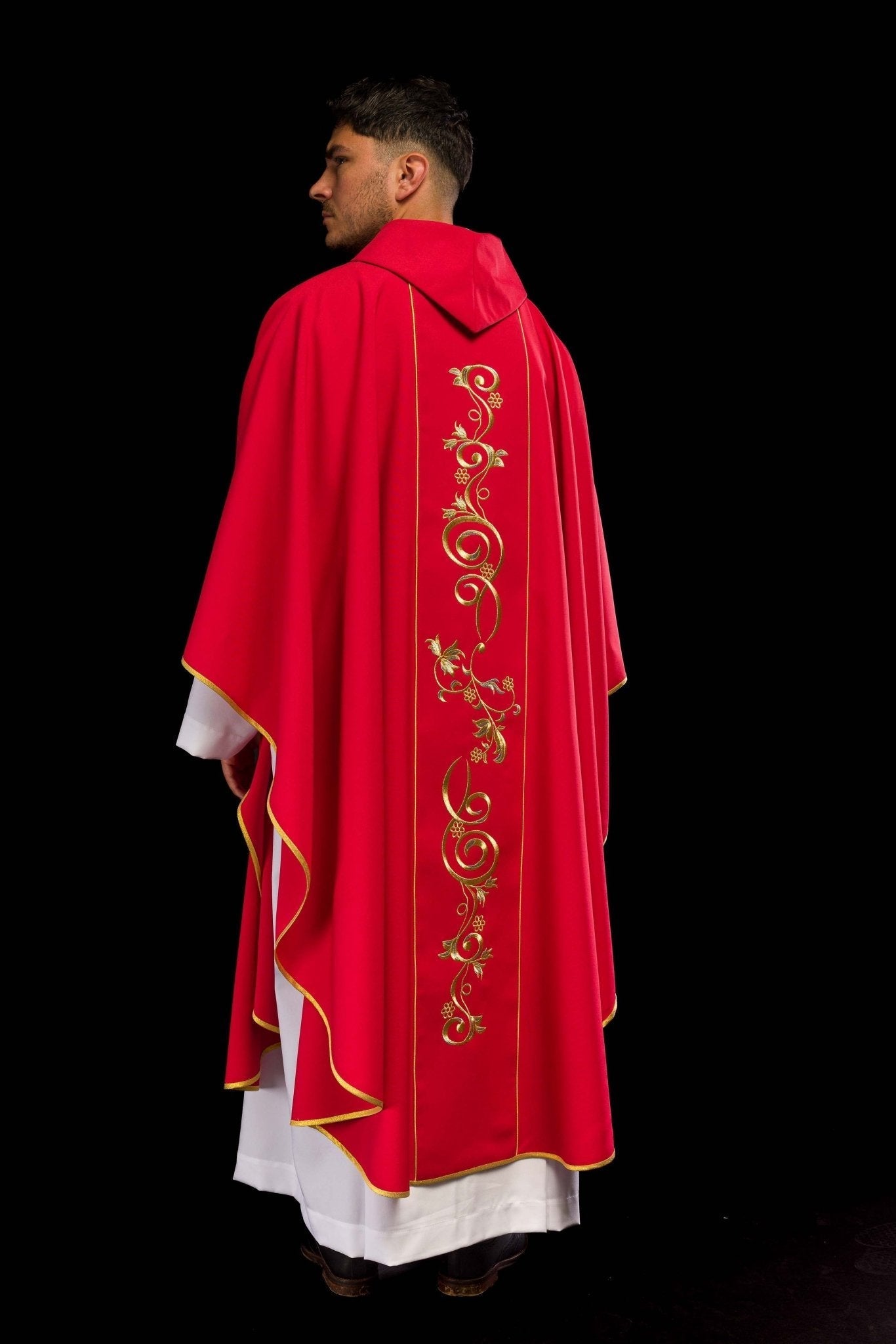 Casulla roja con bordado dorado IHS y adorno floral KOR/031/02/01 CZERWONY - CASULLAS.ES