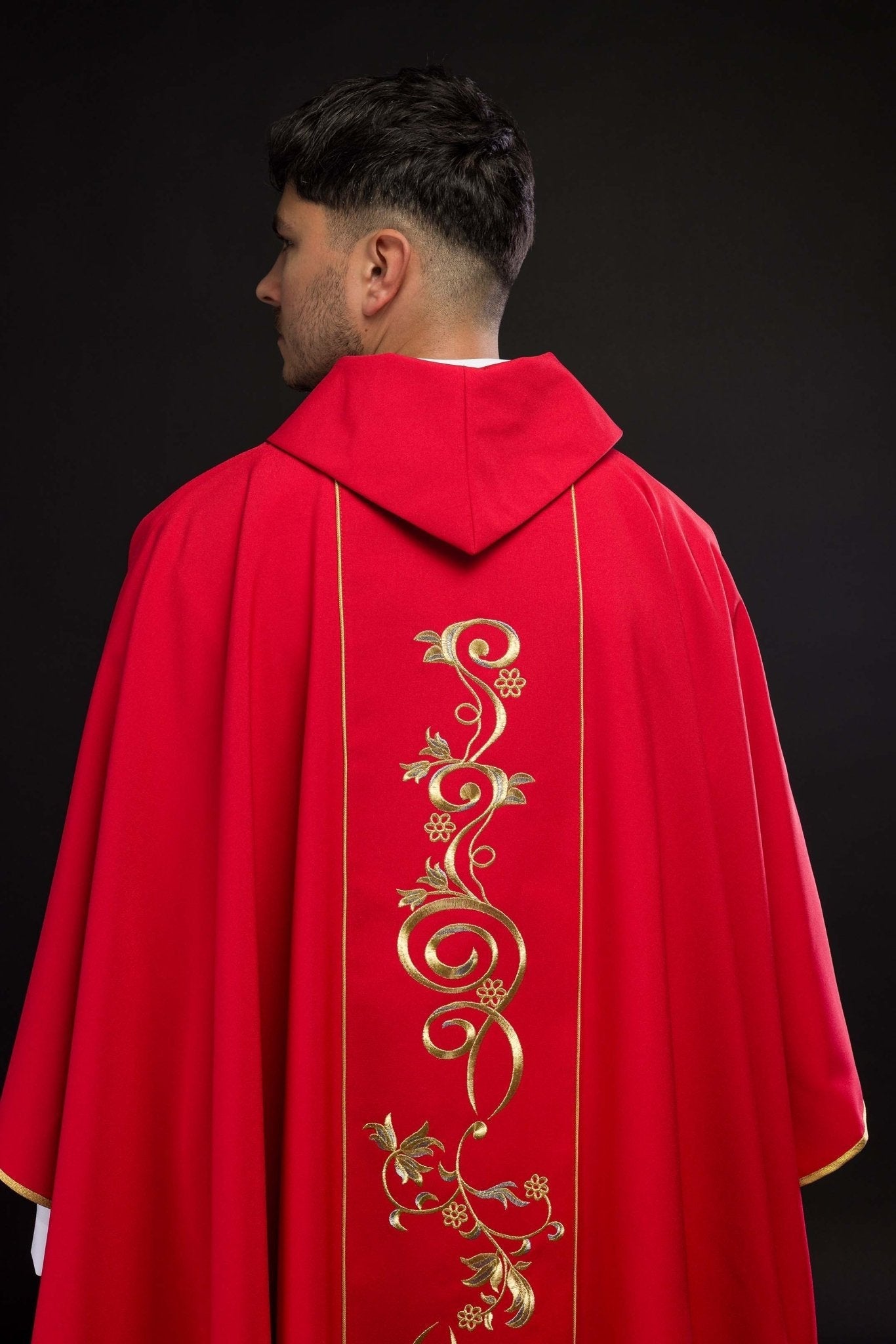 Casulla roja con bordado dorado IHS y adorno floral KOR/031/02/01 CZERWONY - CASULLAS.ES